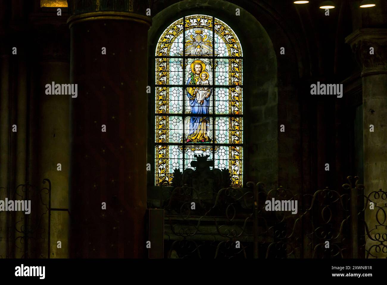 PARIGI, FRANCIA - 12 MAGGIO 2015: Si tratta di una vetrata della chiesa di Saint-Germain des Pres, che è una delle chiese più antiche di Francia. Foto Stock
