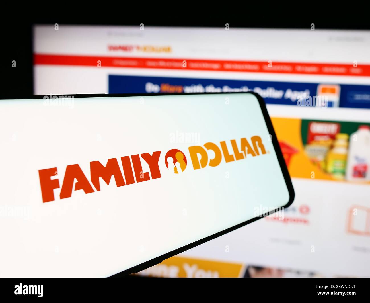 Telefono cellulare con logo dell'azienda americana Family Dollar Stores Inc. Davanti al sito Web. Mettere a fuoco la parte centrale sinistra del display del telefono. Foto Stock