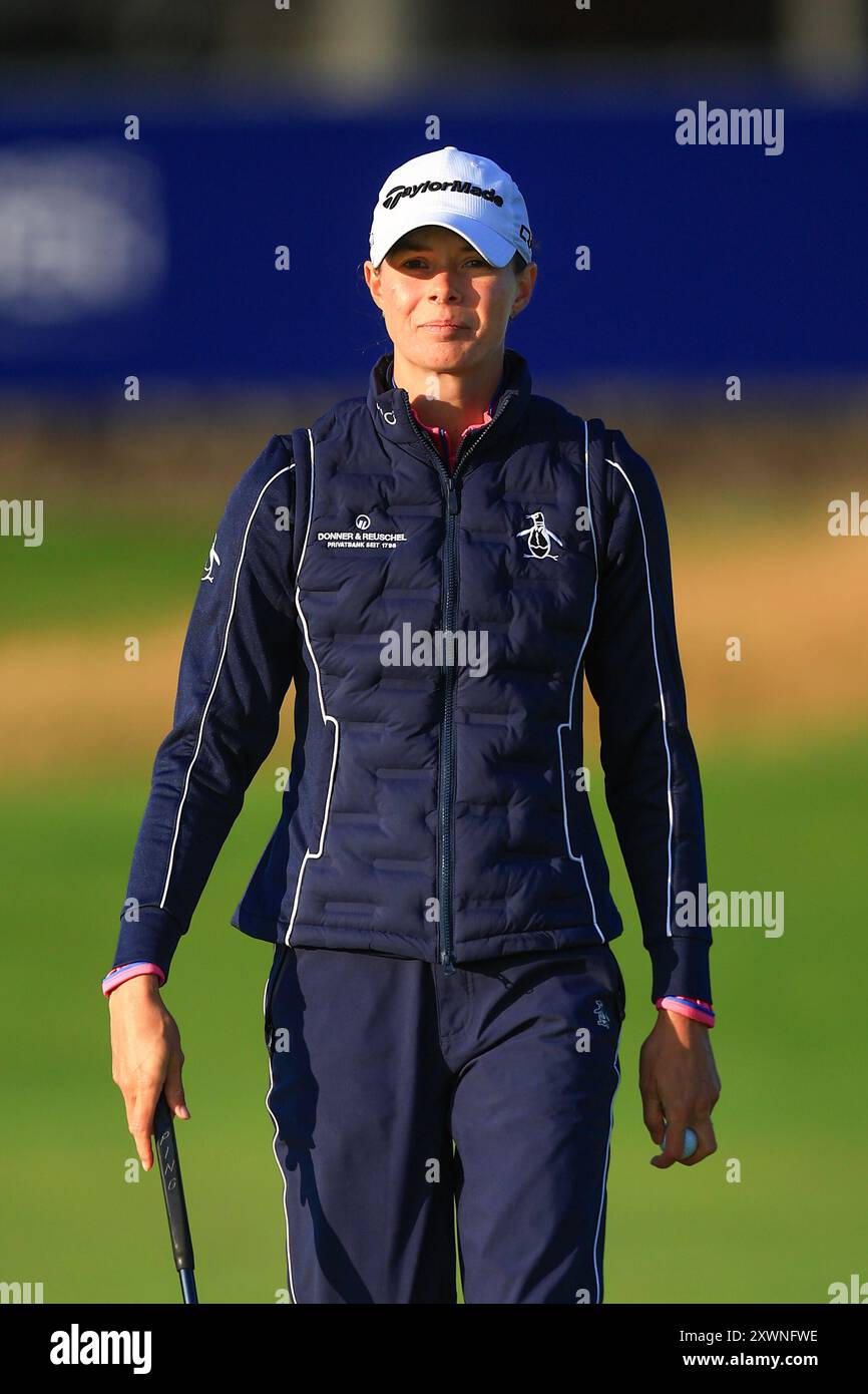 St Andrews, Fife, Scozia, Regno Unito. 20 agosto 2024; Old Course at St Andrews, St Andrews, Fife, Scozia; AIG Womens Open Golf, Practice Day 2; Esther Henseleit della Germania sul primo green del vecchio campo, St Andrews Links durante una prova di allenamento all'AIG Women's Open Credit: Action Plus Sports Images/Alamy Live News Foto Stock