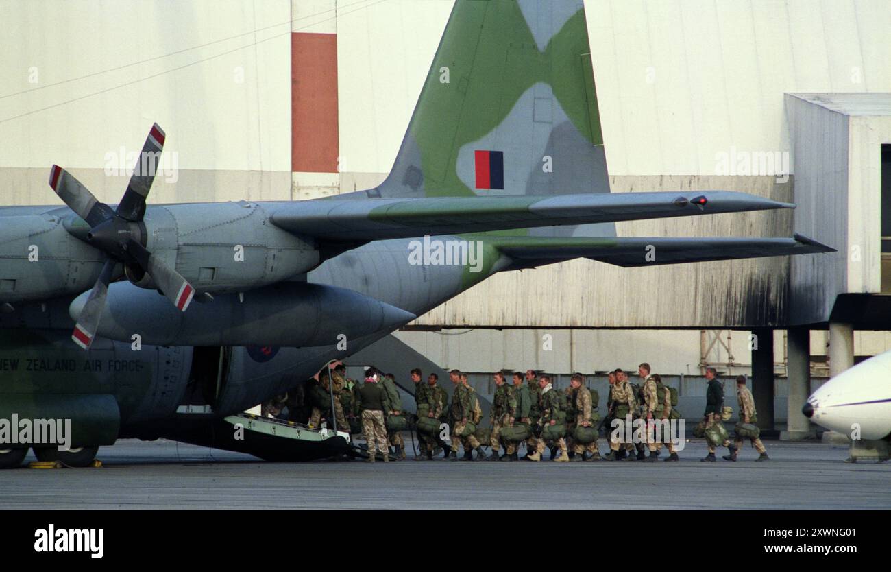 Prima guerra del Golfo: 6 marzo 1991 soldati britannici imbarcati su un Lockheed C-130H Hercules della Royal New Zealand Air Force presso l'Aeroporto Internazionale del Kuwait. Foto Stock