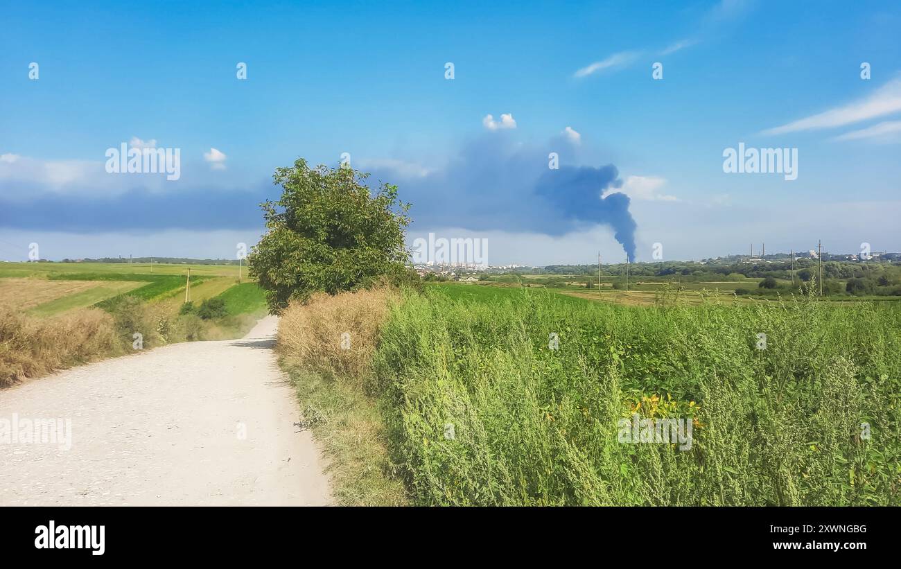 Colonna di fumo nero proveniente da un incendio sulla città Foto Stock