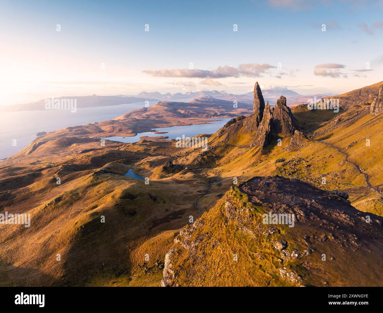 Vista aerea dell'Old Man of Storr all'alba, dell'isola di Skye, delle Ebridi interne, della penisola di Trotternish, delle Highlands, Scozia, Regno Unito Foto Stock