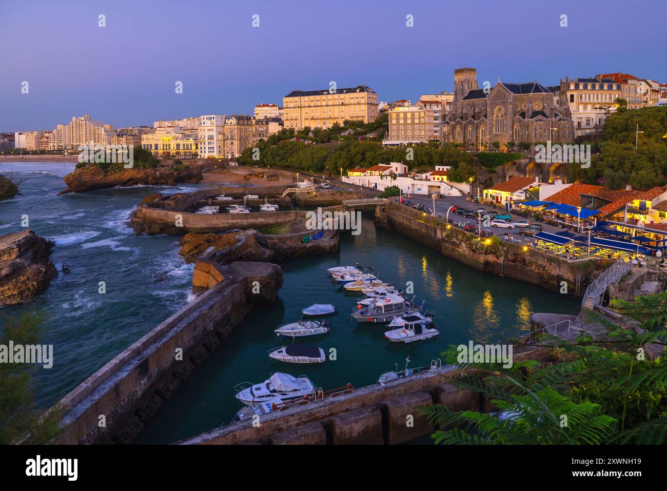 Porto di Biarritz illuminato al crepuscolo nella stagione estiva, Biarritz, Bayonne, nuova Aquitania, Pirenei atlantici, Francia, Europa Foto Stock