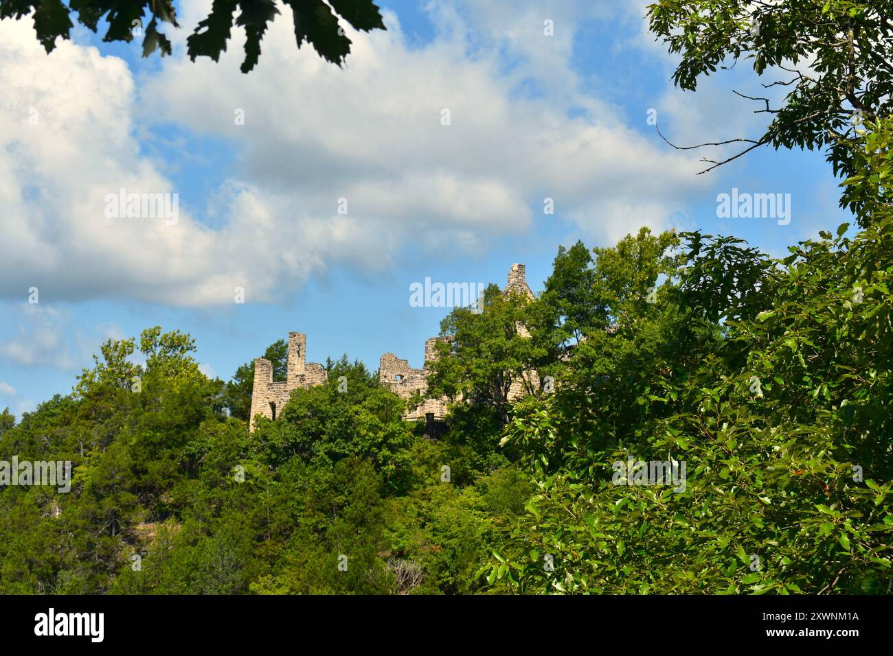 Il castello del ha Tonka State Park visto da un punto di osservazione sul sentiero che conduce alle rovine. Foto Stock