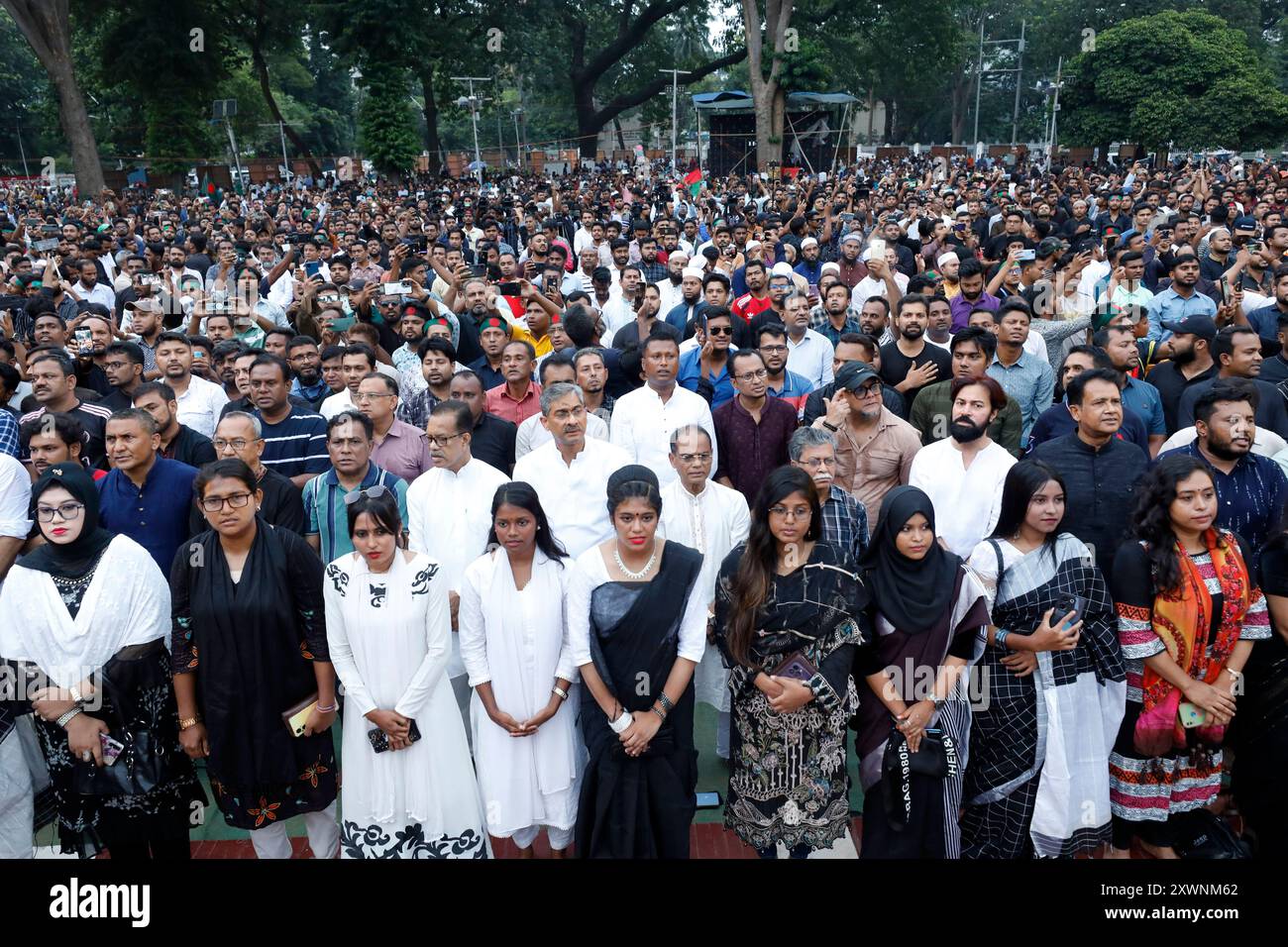 Dhaka, Bangladesh - 20 agosto 2024: Studenti, insegnanti, scrittori, giornalisti e artisti della società hanno tenuto un incontro lutto al Central Shaheed Minar in Foto Stock