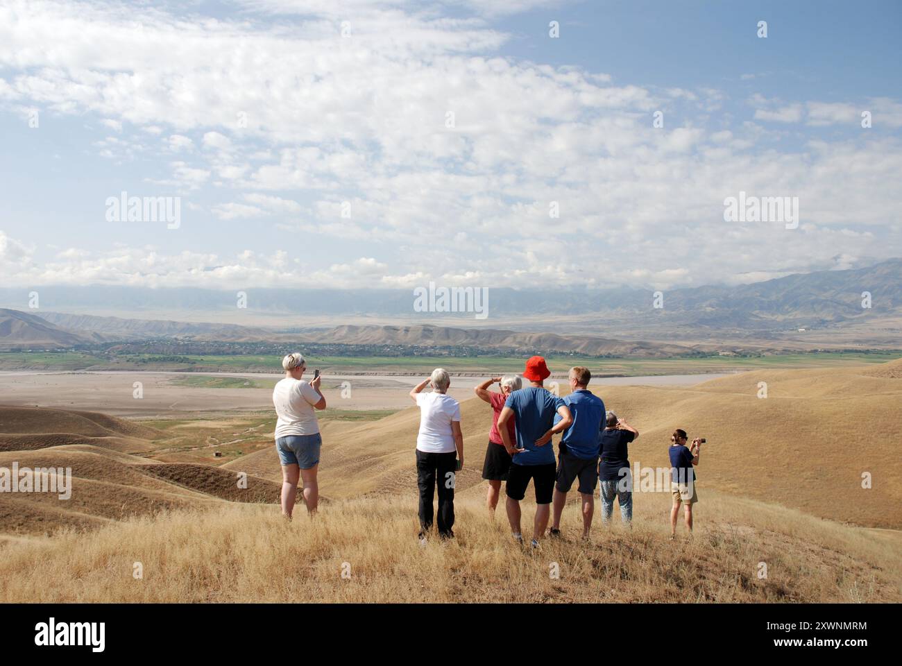 Turisti in un punto panoramico nel paesaggio montano del Kirghizistan i. Foto Stock