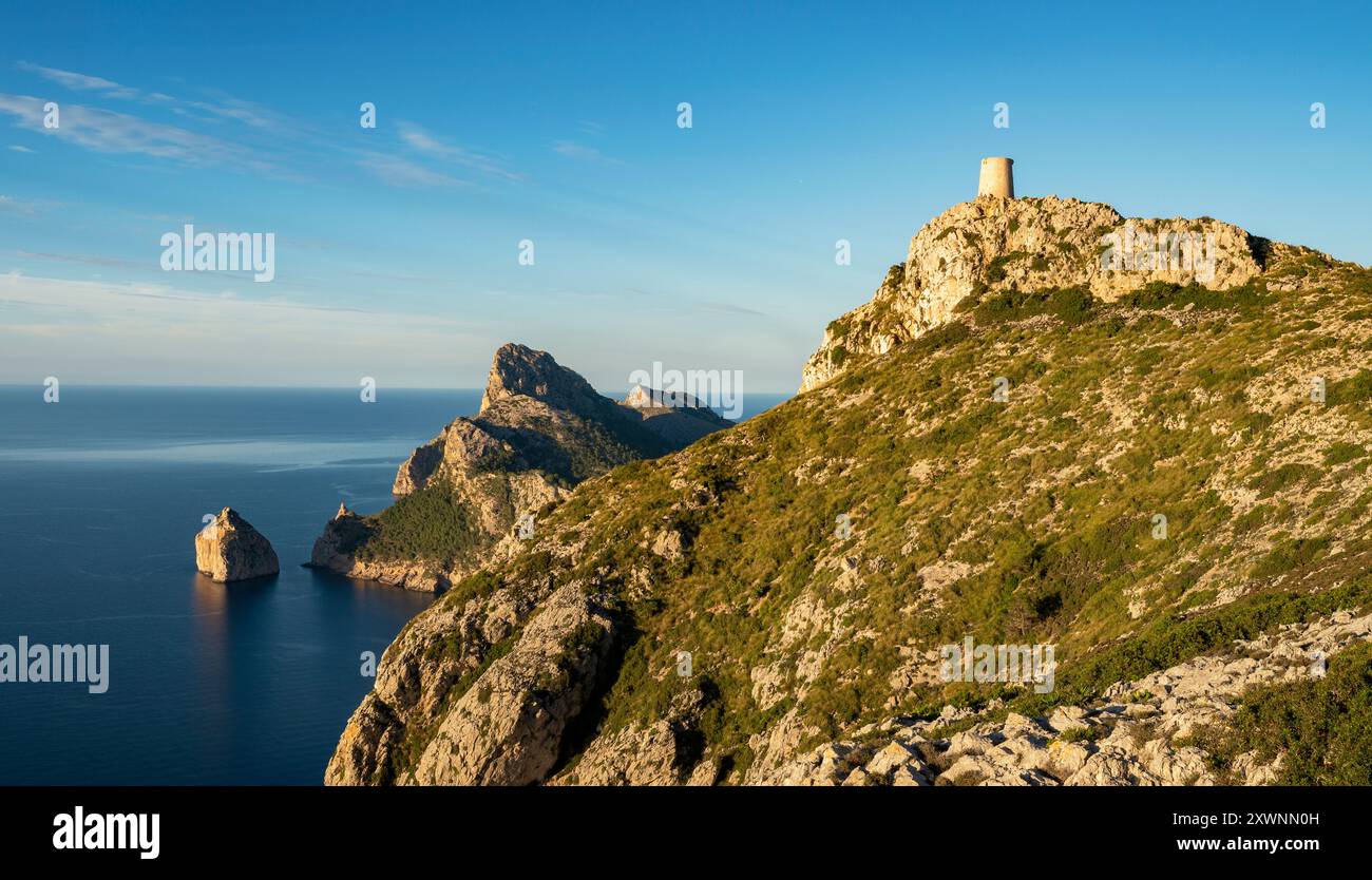 Torre di guardia Talaia de Abercutx sulla scogliera, Serra de Tramuntana, Penisola di Formentor, Maiorca, Isole Baleari, Spagna Foto Stock