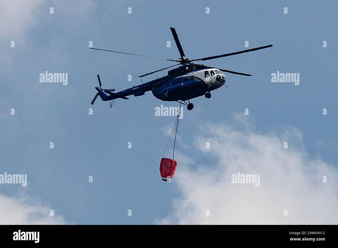 Bogotá, Colombia. 09-12-2023. L'elicottero della polizia colombiana carica acqua per spegnere il fuoco sulla collina di Monserrate di Bogotá. Foto di: Jose I. Bula U. Foto Stock