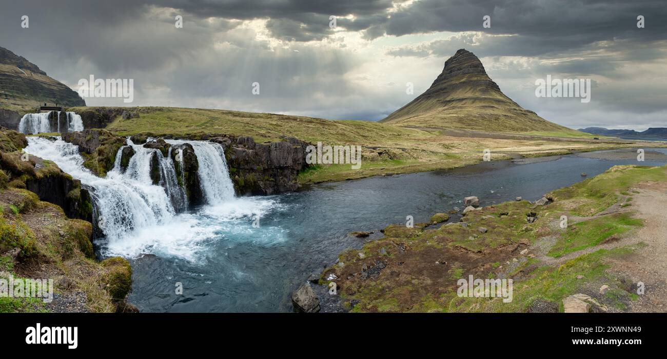 Kirkjufell (montagna della Chiesa) e Kirkjufellsfoss, Grundarfjordur, penisola di Snaefellsnes, Islanda Foto Stock