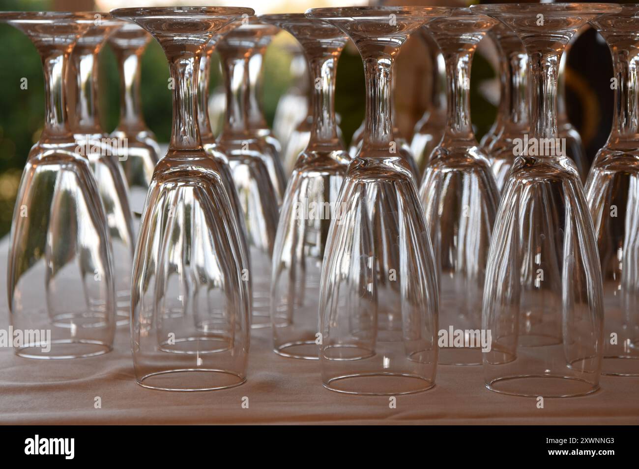 Primo piano di bicchieri da vino capovolti su un tavolo Foto Stock