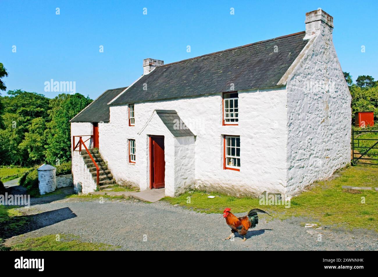Ulster Folk and Transport Museum, Cultra, Belfast. Ricostruito 19° C Coshkib Hill Farm House originariamente vicino a Cushendall Foto Stock