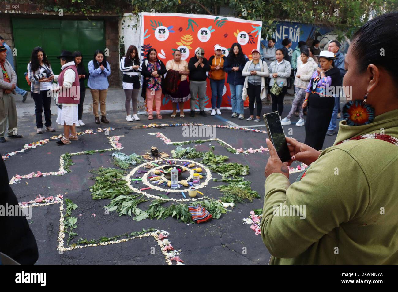 QUITO SENZA MINIERE Quito, martedì 20 agosto 2024 il collettivo Quito senza miniere consegna un documento alla Corte costituzionale e poi marcia verso la Carolina Park foto API Rolando Enriquez Quito Pichincha Ecuador EVN QUITO SENZA MINIERE 3778570e317174f7e39113446f6c78a7 Copyright: XROLANDOxENRIQUEZx Foto Stock