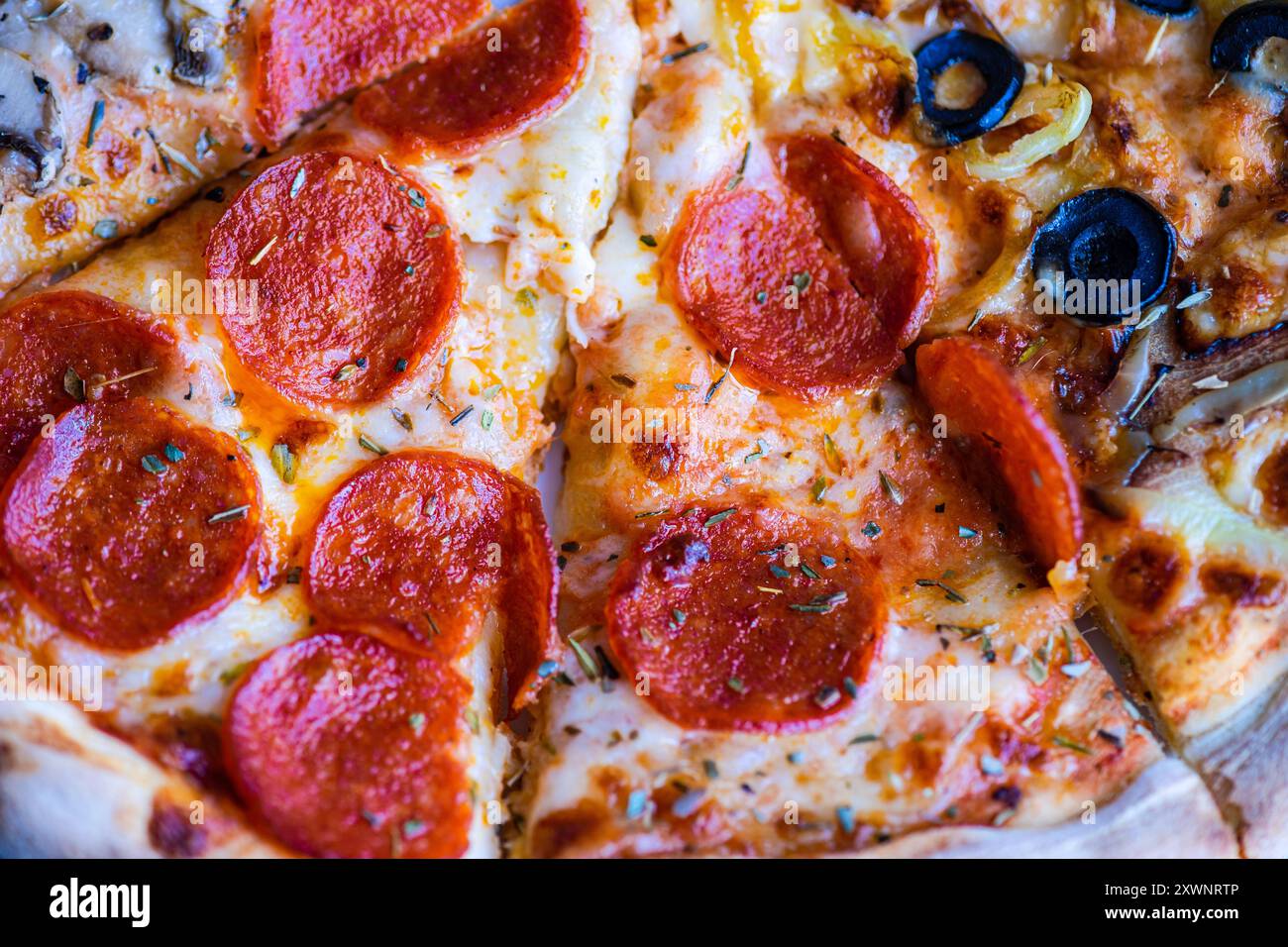 Primo piano di una pizza da asporto con diversi condimenti in una scatola di cartone Foto Stock