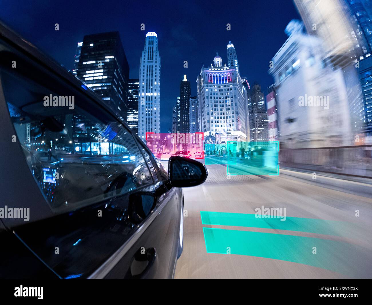 Concetto di auto senza conducente che guida verso un paesaggio urbano futuristico, Chicago, Illinois, Stati Uniti Foto Stock