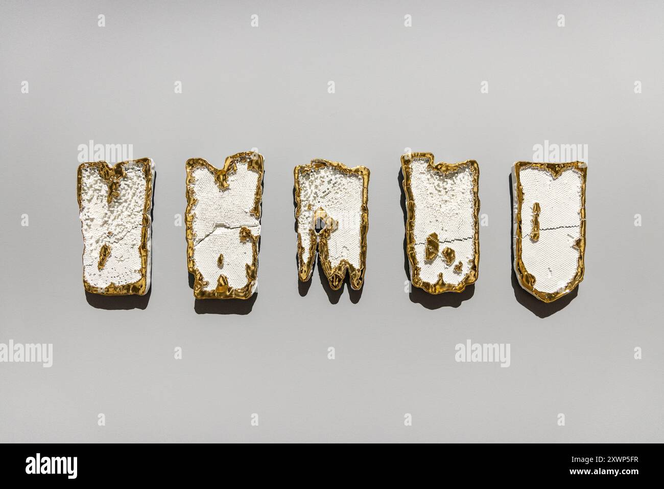 "Gold" (2023), po Klosie (Aftermath) mostra di Stanislaw Brach, Ujazdowski Castle Centre for Contemporary Art, Varsavia, Polonia Foto Stock