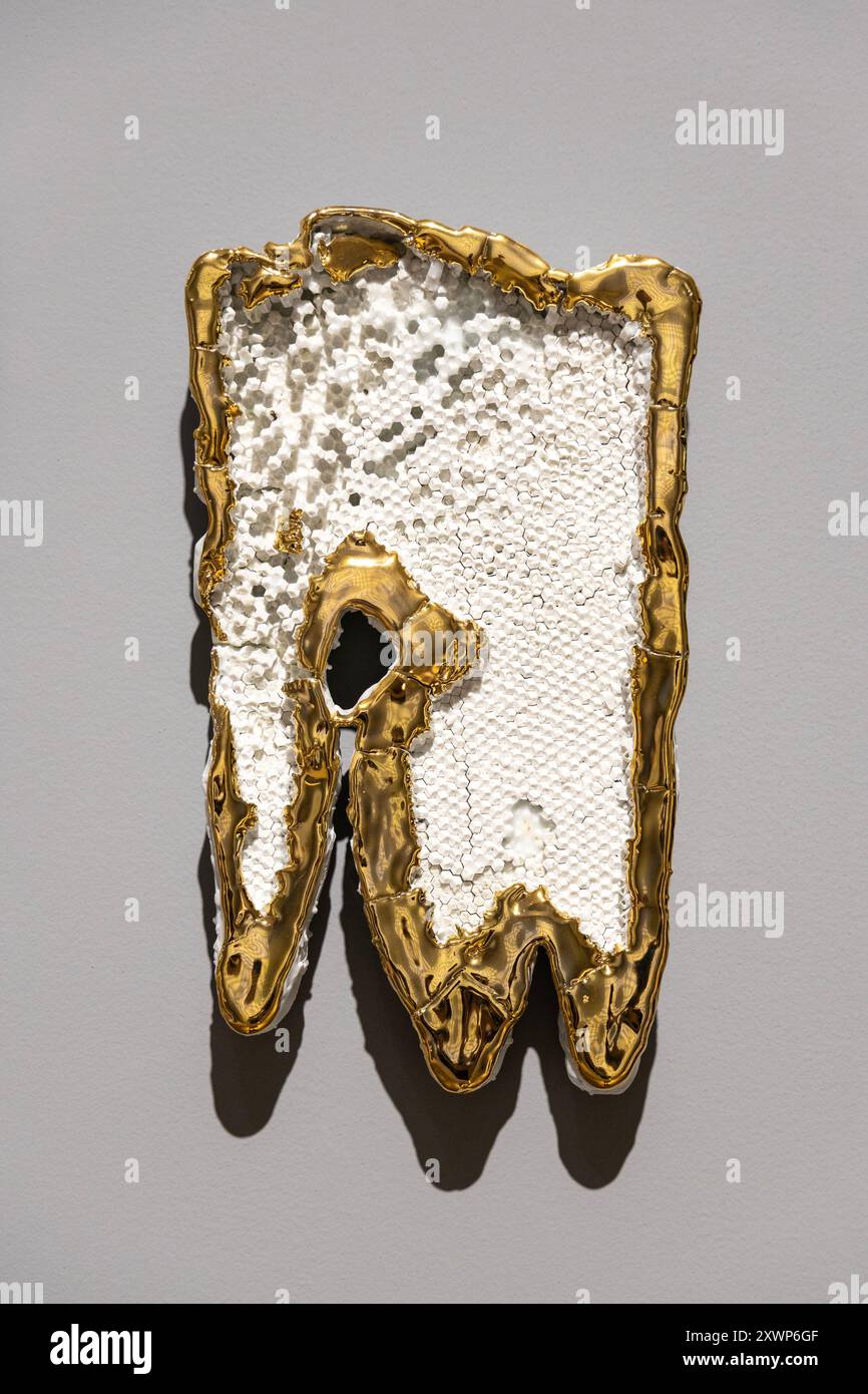 "Gold" (2023), po Klosie (Aftermath) mostra di Stanislaw Brach, Ujazdowski Castle Centre for Contemporary Art, Varsavia, Polonia Foto Stock