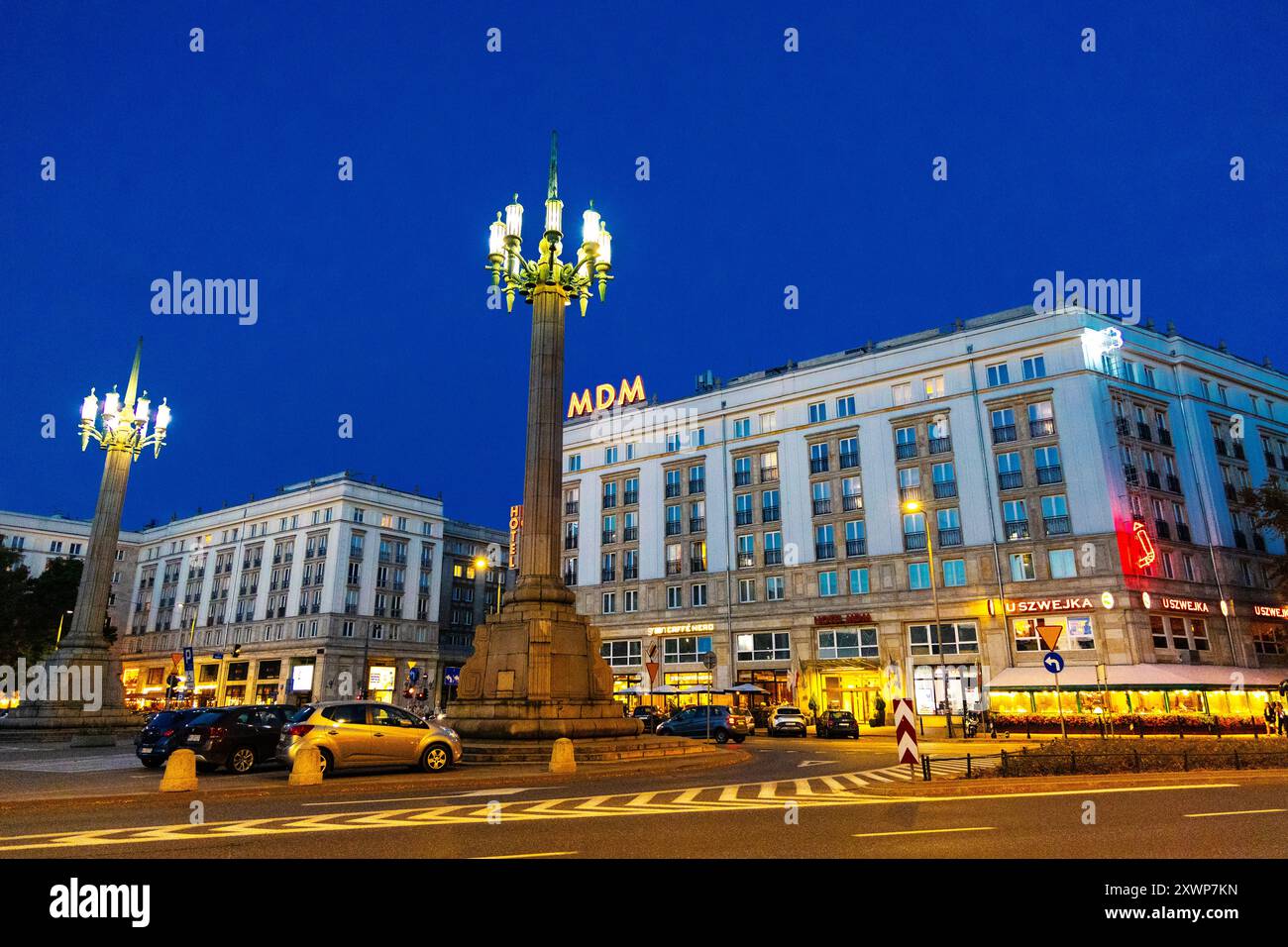Realismo socialista degli anni '1950 / architettura in stile comunista in Piazza della Costituzione (Plac Konstytucji), Varsavia, Polonia Foto Stock