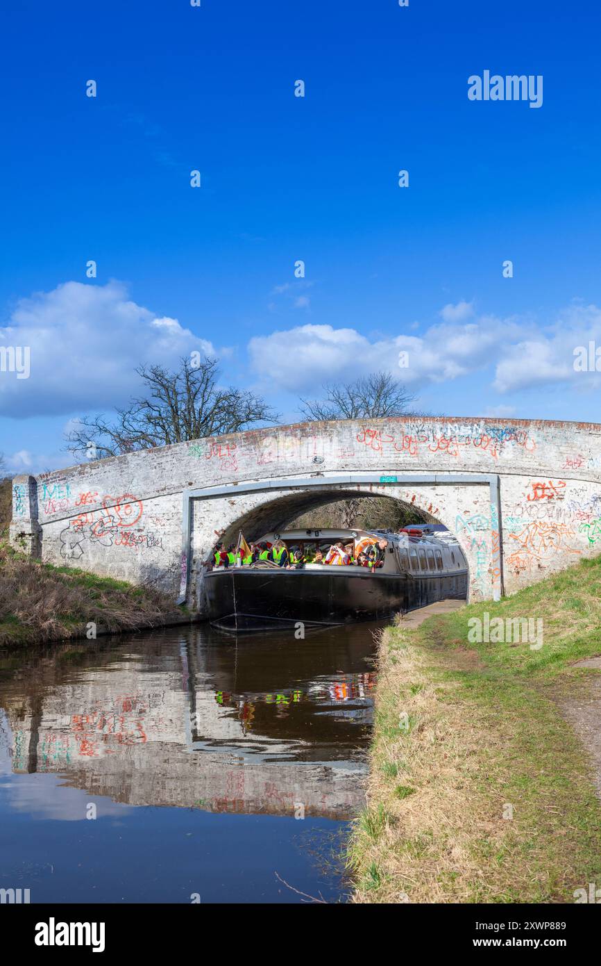 Regno Unito, Inghilterra, Buckinghamshire, vicino a Denham, Ponte sul Grand Union Canal con i bambini delle scuole in gita in barca Foto Stock