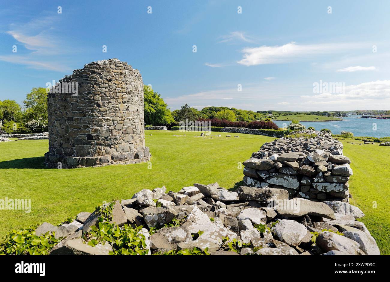 Il moncone della torre rotonda all'interno di massicce mura del monastero Nendrum, Isola Mahee, Strangford Lough, Co. Down, Irlanda del Nord Foto Stock