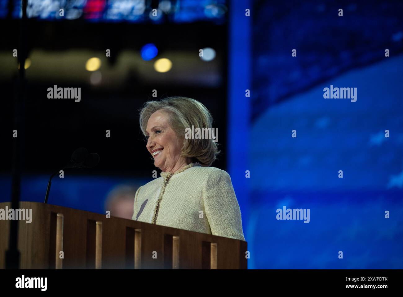 Chicago, Stati Uniti. 20 agosto 2024. L'ex Segretario di Stato degli Stati Uniti Hillary Rodham Clinton parla alla Convention nazionale democratica del 2024 a Chicago, Illinois, USA, allo United Center lunedì 19 agosto 2024. Foto di Annabelle Gordon/CNP/ABACAPRESS. COM credito: Abaca Press/Alamy Live News Foto Stock