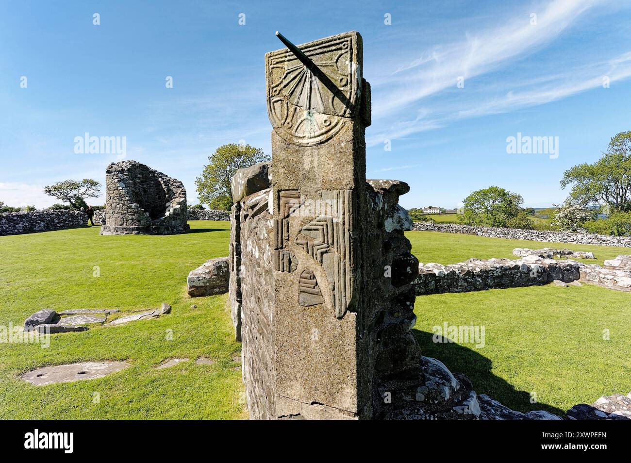 Il moncone di torre rotonda e meridiana medioevale del monastero di Nendrum, Isola Mahee, Strangford Lough, Co. Down, Irlanda del Nord Foto Stock
