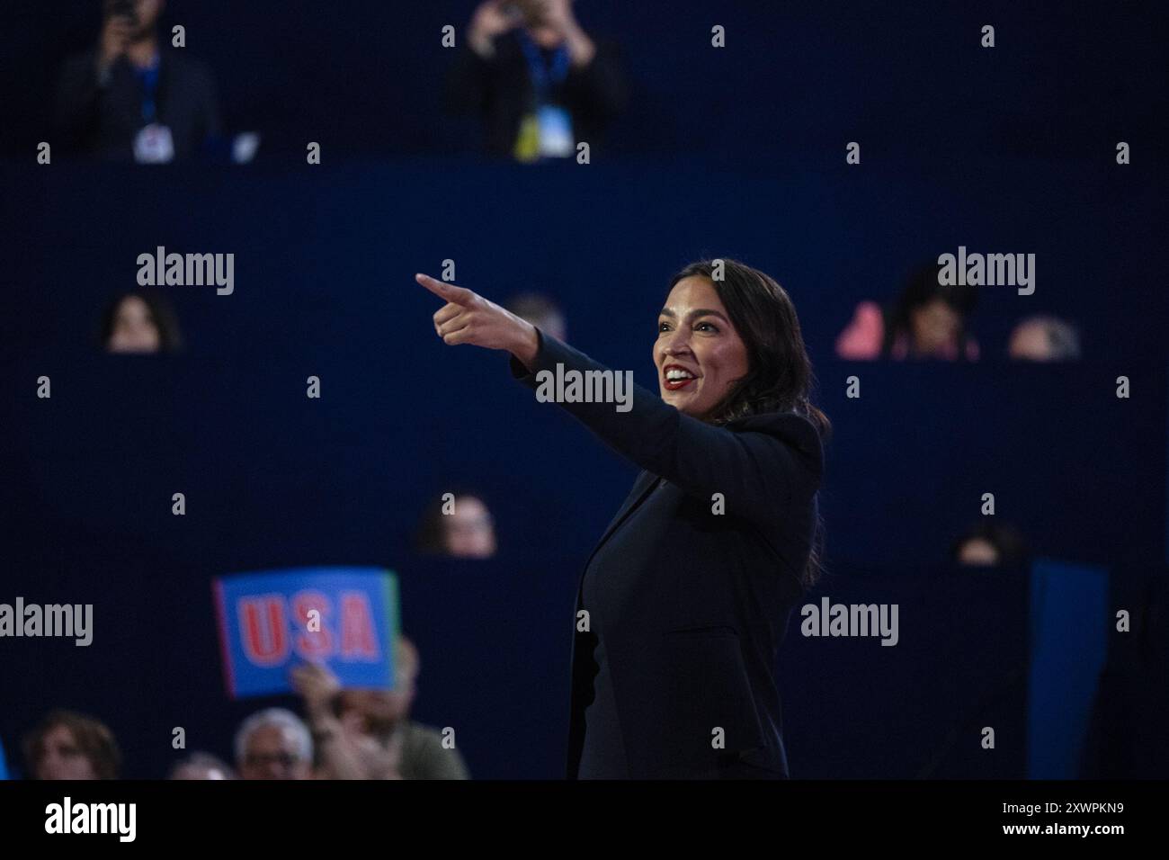 Chicago, Illinois, Stati Uniti. 19 agosto 2024. AOC parla a una folla di appassionati la prima notte della convention DNC allo United Center di Chicago (Credit Image: © Laura Brett/ZUMA Press Wire) SOLO PER USO EDITORIALE! Non per USO commerciale! Foto Stock