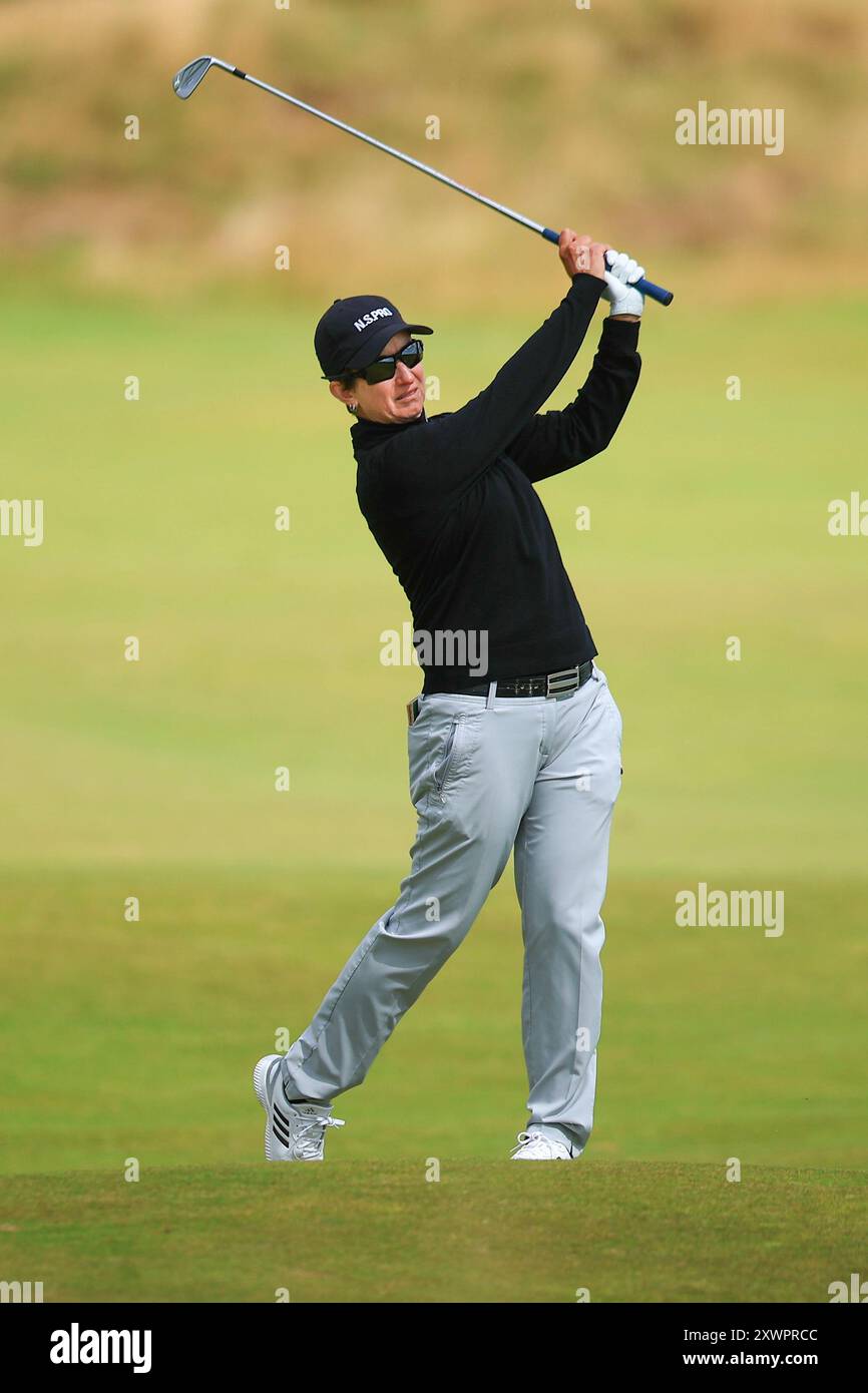 20 agosto 2024; Old Course at St Andrews, St Andrews, Fife, Scozia; AIG Womens Open Golf, Practice Day 2; Karrie Webb dell'Australia colpisce un tiro dal fairway sulla quindicesima buca del Old Course, St Andrews Links durante una prova di allenamento all'AIG Women&#x2019;S Open Foto Stock