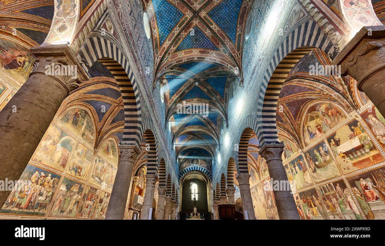 L'interno con affreschi della Collegiata di Santa Maria Assunta, del Duomo di Santa Maria Assunta, città medievale di San Gimignano, Toscana Foto Stock