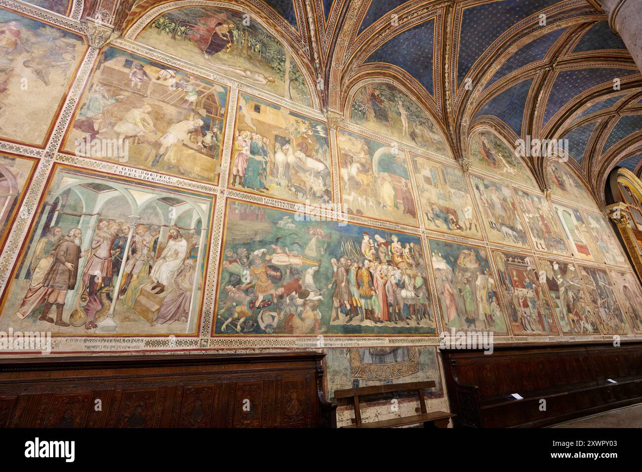 L'interno con affreschi della Collegiata di Santa Maria Assunta, del Duomo di Santa Maria Assunta, città medievale di San Gimignano, Toscana Foto Stock