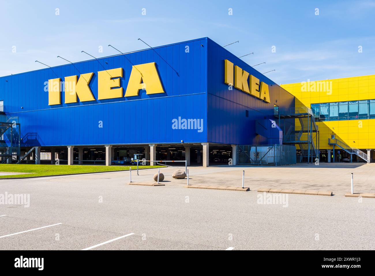 Grandi insegne IKEA sulla facciata blu del negozio IKEA di Malmö, Svezia. Foto Stock