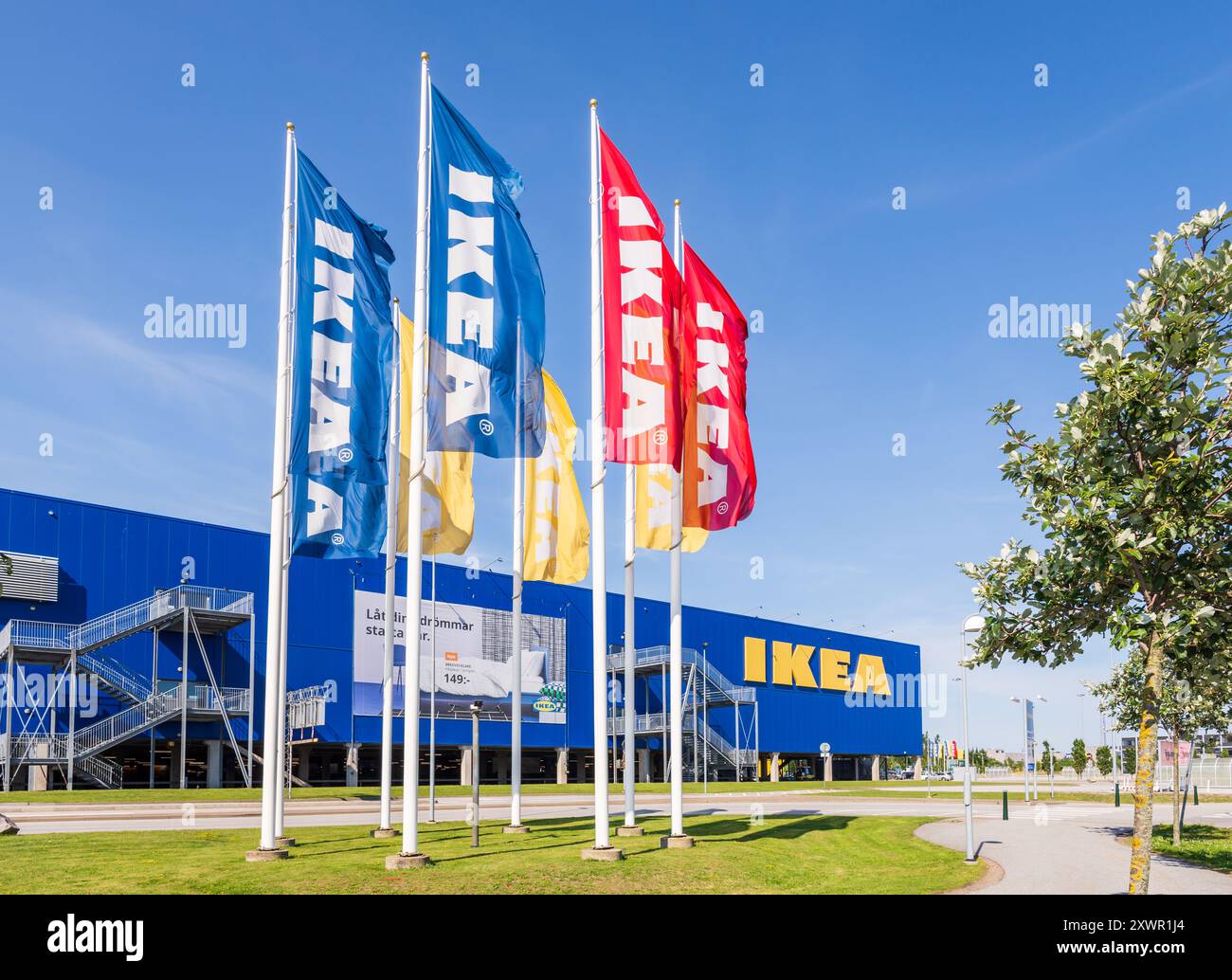 Striscioni IKEA rossi, blu e gialli che volano di fronte al negozio IKEA di Malmö, Svezia. Foto Stock
