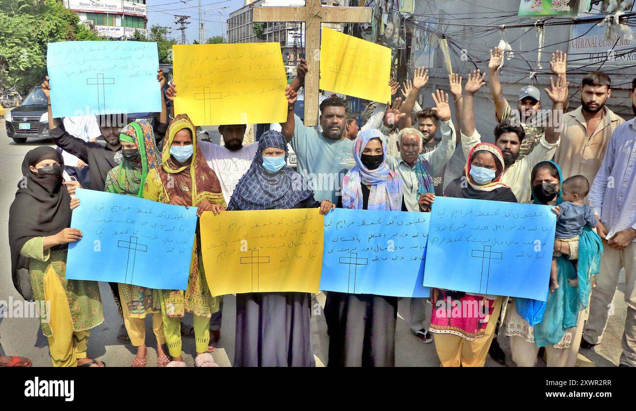 I residenti di Shalimar Block Road mentre stanno tenendo una manifestazione di protesta contro l'alta ostilità degli affluenti di terra, al club stampa di Lahore martedì 20 agosto 2024. Foto Stock