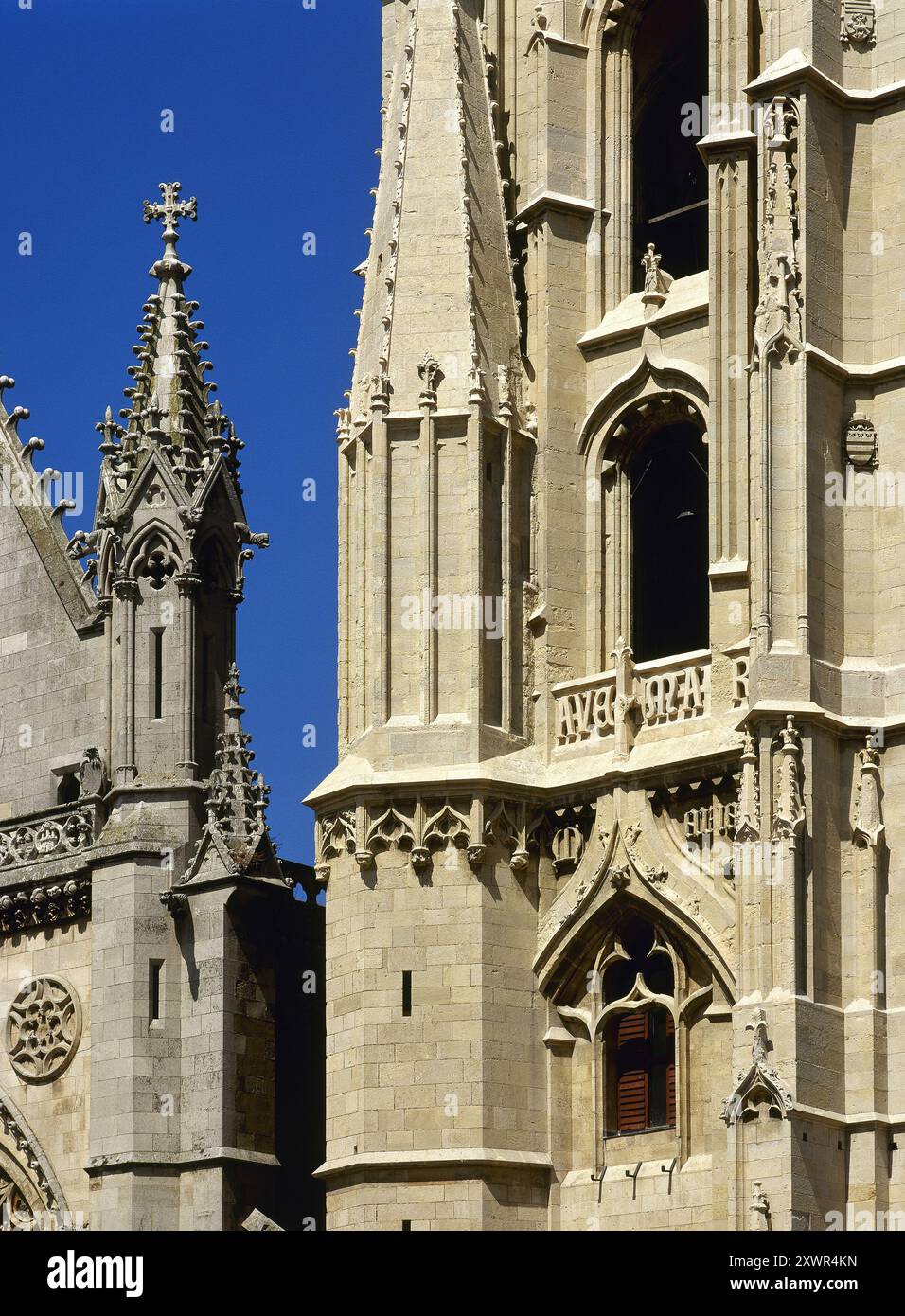 Spagna. Castiglia-Leon. León. Cattedrale di Santa María de Regla. Costruito nel 1205 per iniziativa del vescovo Manrique de Lara. I lavori non furono completati fino all'inizio del XIV secolo. Dettaglio architettonico della Torre dell'Orologio, una delle due torri che fiancheggiano la facciata principale. Foto Stock