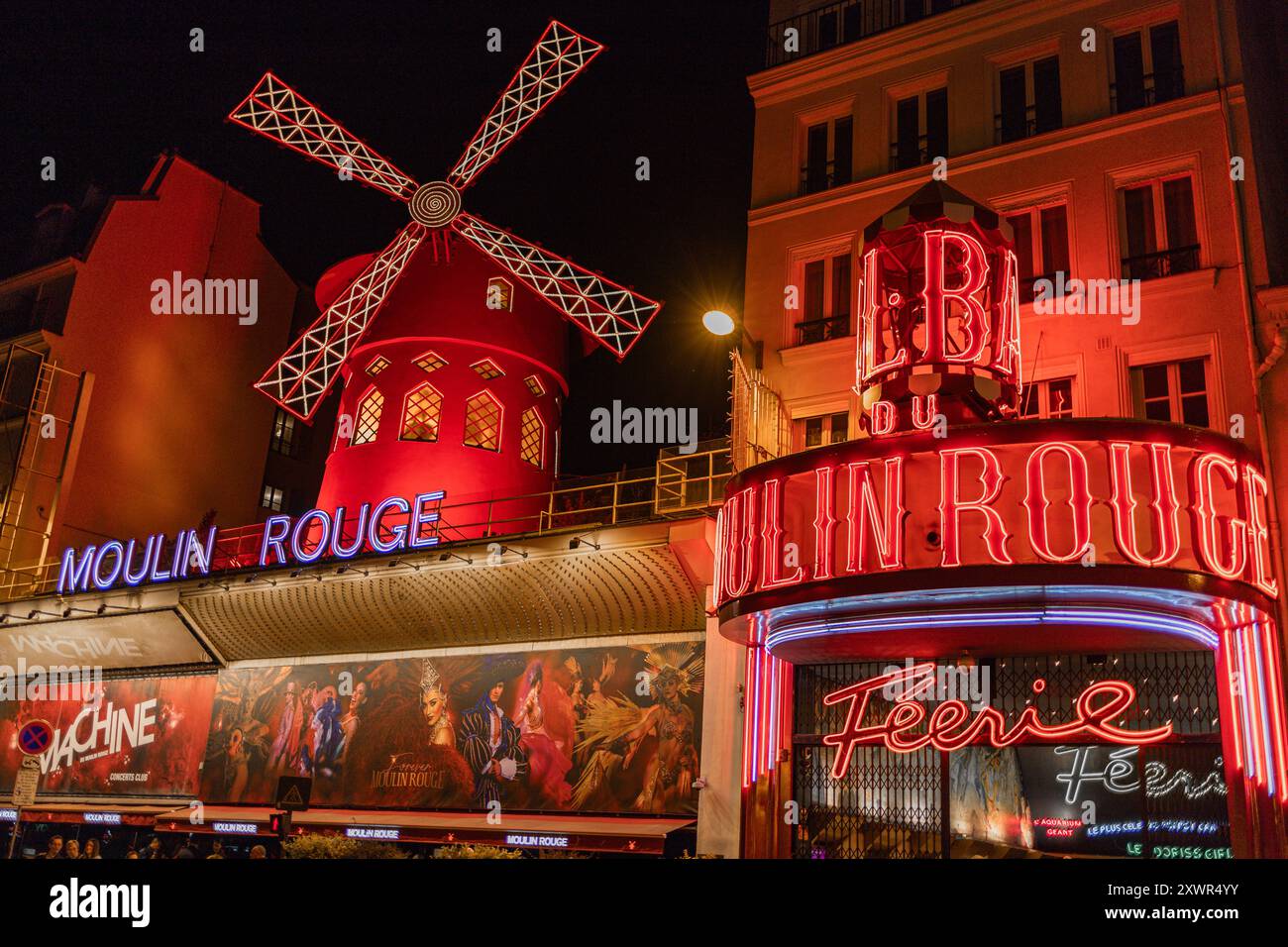 Moulin Rouge illuminato di notte, Parigi Foto Stock