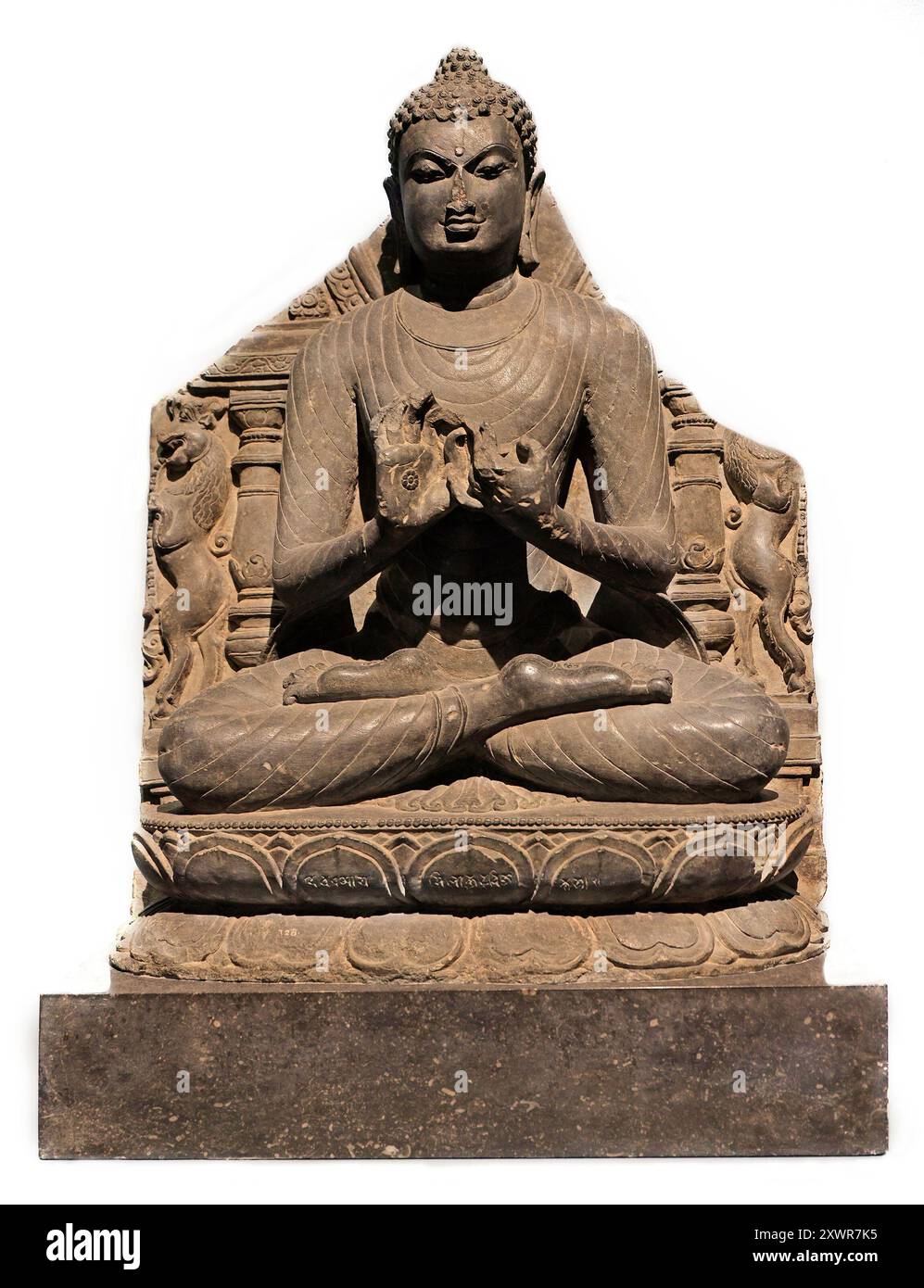 Buddha predicando il primo sermone a Sarnath, India, Bihar, periodo Pala, XII secolo, pietra nera isolata su sfondo bianco Foto Stock