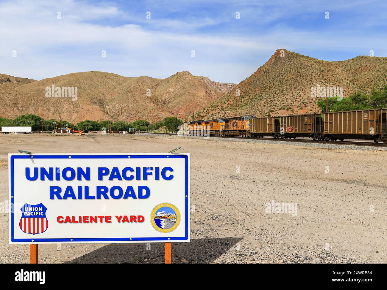 CALIENTE, NEVADA, USA - 3 GIUGNO 2017: The Caliente Yard of Union Pacific Railroad con binari e un treno merci sul retro Foto Stock