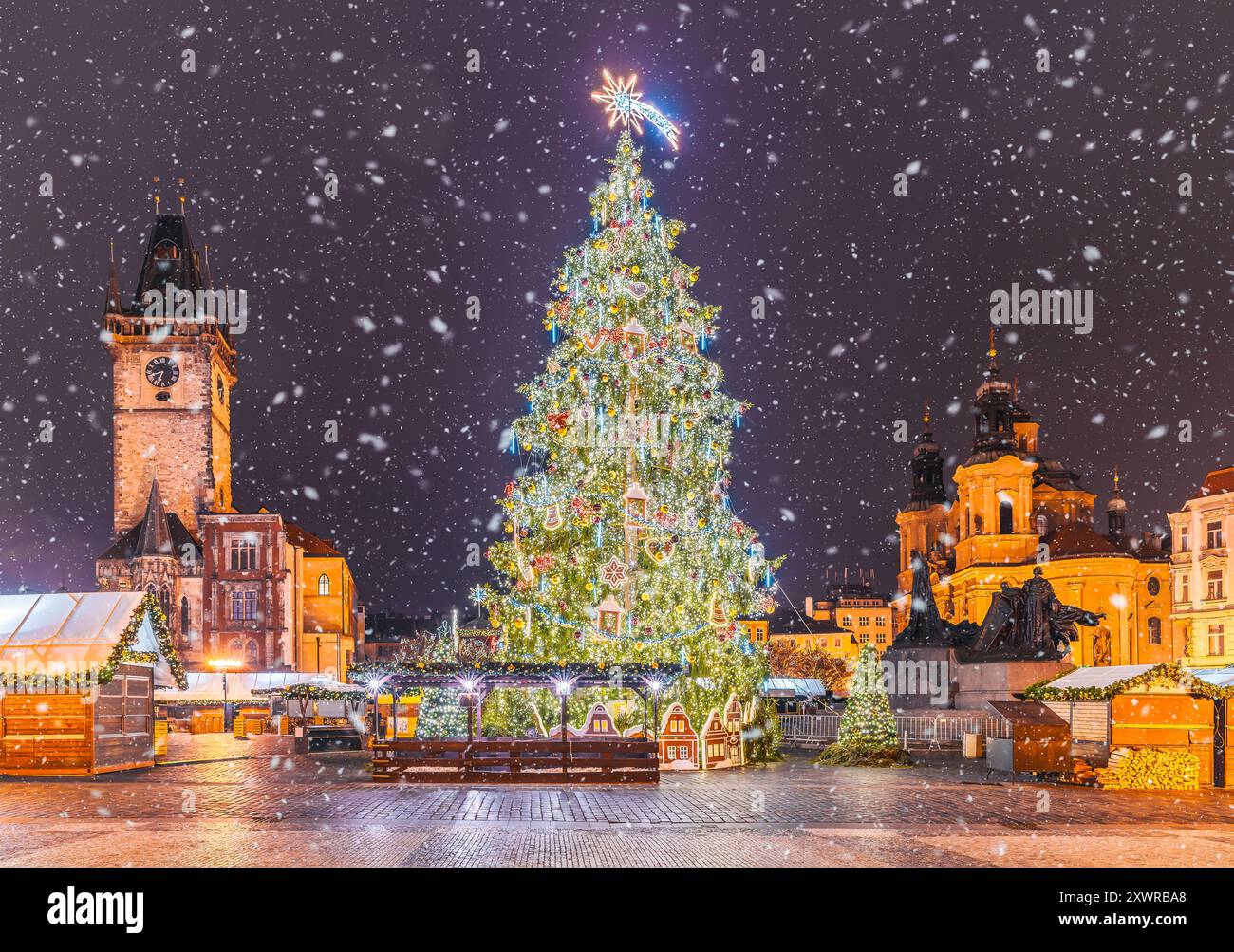 Albero di natale e la fiaba la chiesa di Nostra Signora di Tyn a Praga, Repubblica Ceca. Foto Stock