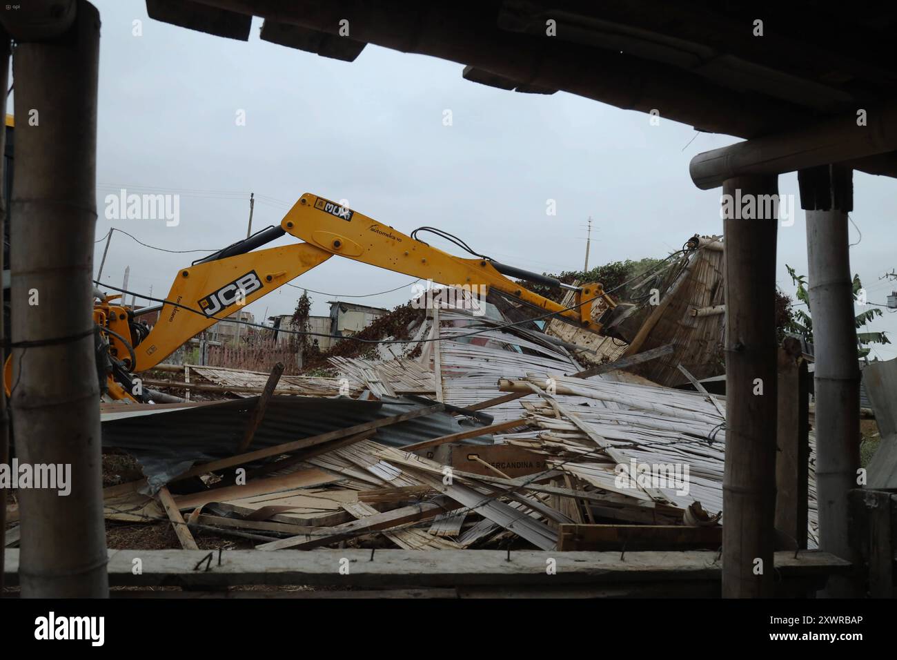 GYE LA DELIA DESTRUCTION HOUSES Duran, martedì 20 agosto 2024 questa mattina a Fincas Delia, nel cantone di Duran, diverse case sono state demolite che sono state utilizzate come tane e luoghi di incontro per i membri della GDO, secondo le autorità, stavano persino nascondendo persone che erano state rapite foto CÃ sar Munoz API Duran Guayas Ecuador SOI GYE LADELIA DESTRUCTIONHOMES 3473c6f1f123d3828 Copd3x8888f38882 xCÃ Foto Stock