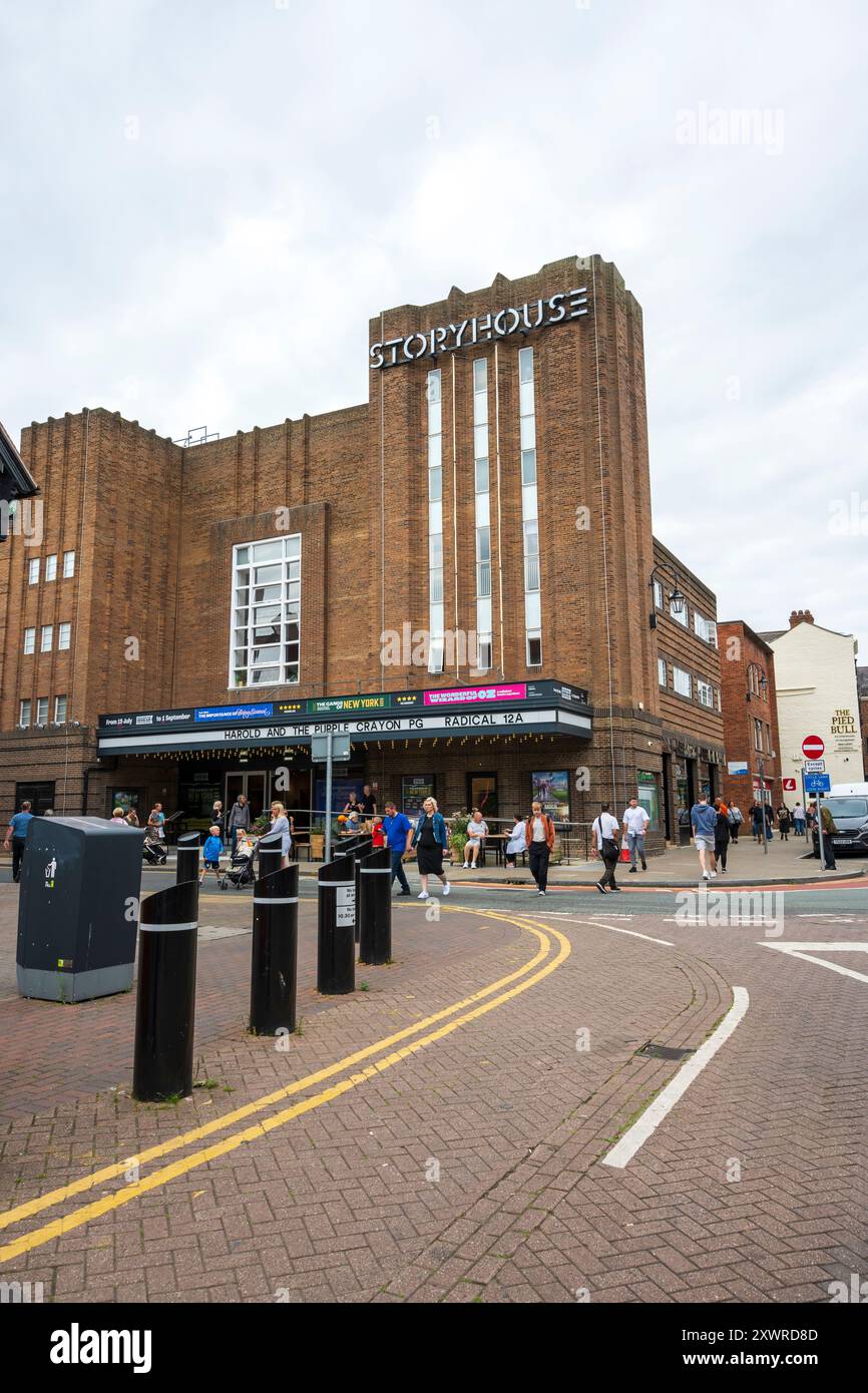 Edificio storico in mattoni con un tendone teatrale, situato in una vivace area urbana con attività pedonali. Storey House Chester City Regno Unito. Foto Stock