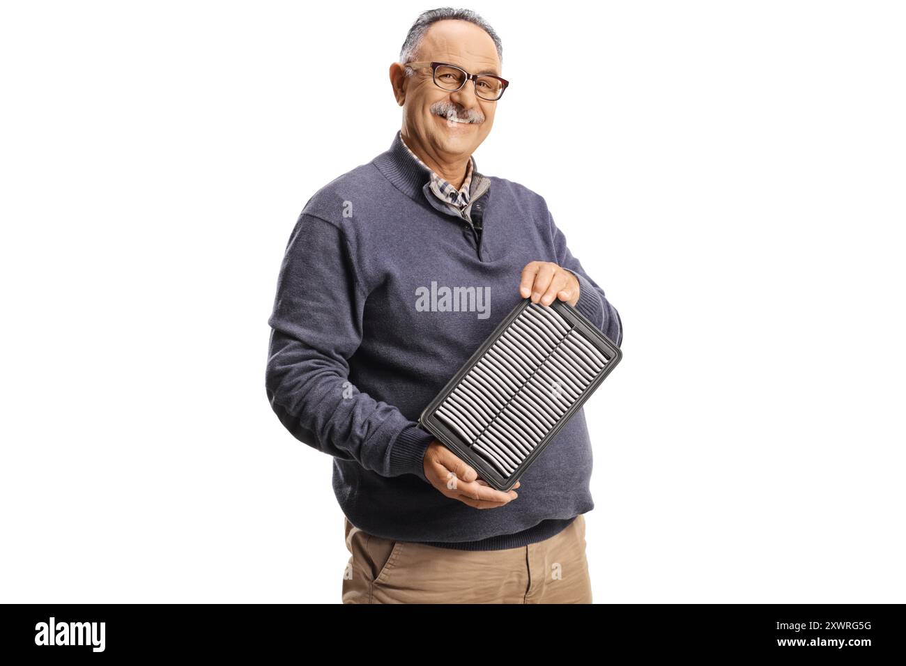 Uomo maturo con filtro dell'aria isolato su sfondo bianco Foto Stock