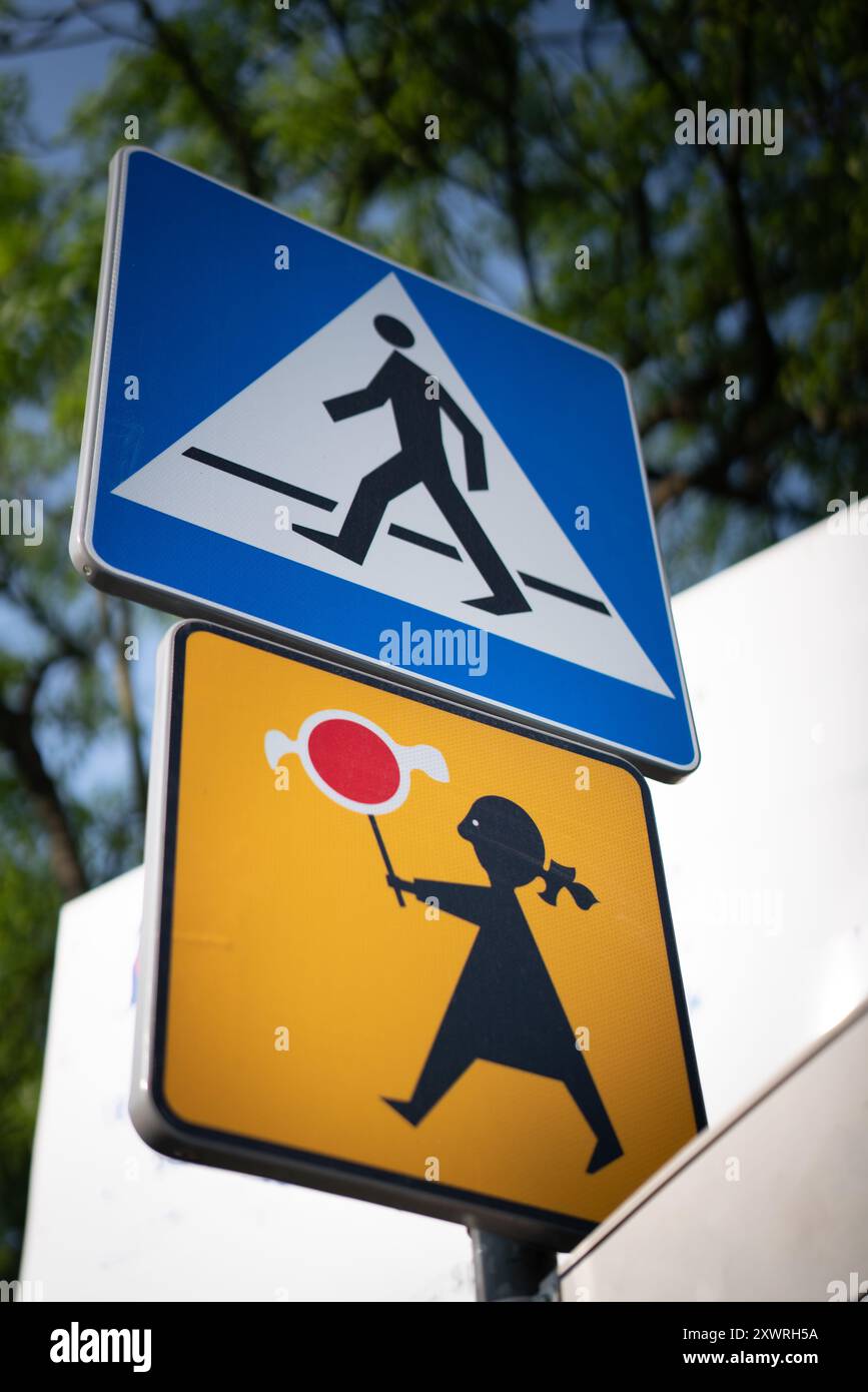 Adesivo Sicurezza Stradale 'Attraversamento Pedonale 5 Mph' - Autoadesivo 200x150mm, Alta Visibilità, Conforme EN ISO 7010 - 5