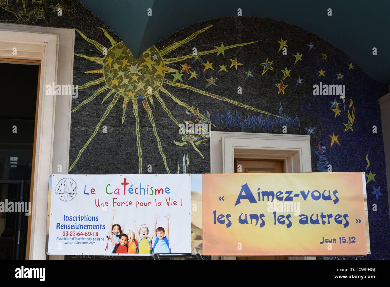 L'église Saint-Pierre-et-Saint-Paul est une église de Maubeuge, située au 1 rue de Valmy, le porche se trouvant avenue Franklin-Roosevelt. L'édifice Foto Stock