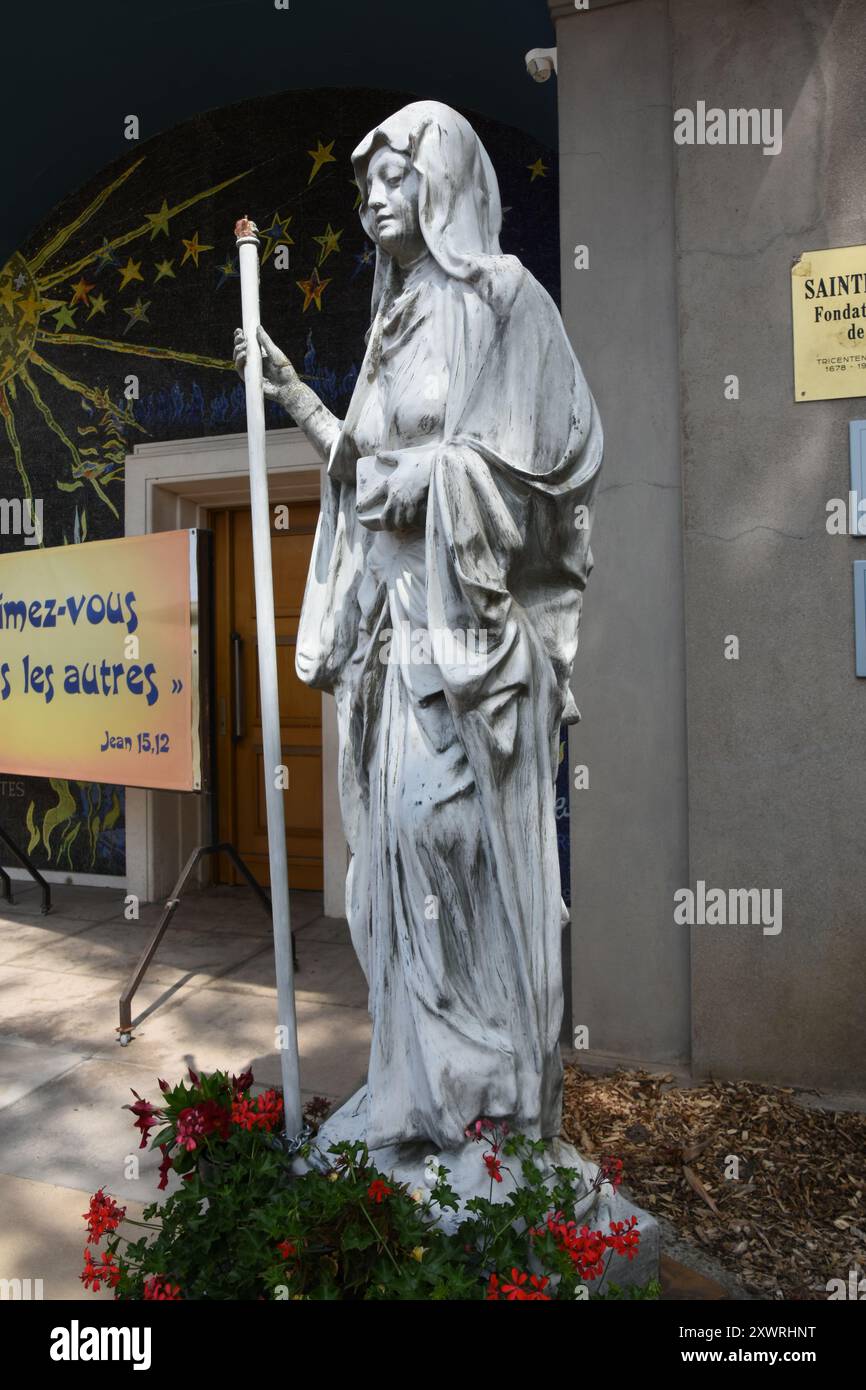 L'église Saint-Pierre-et-Saint-Paul est une église de Maubeuge, située au 1 rue de Valmy, le porche se trouvant avenue Franklin-Roosevelt. L'édifice Foto Stock