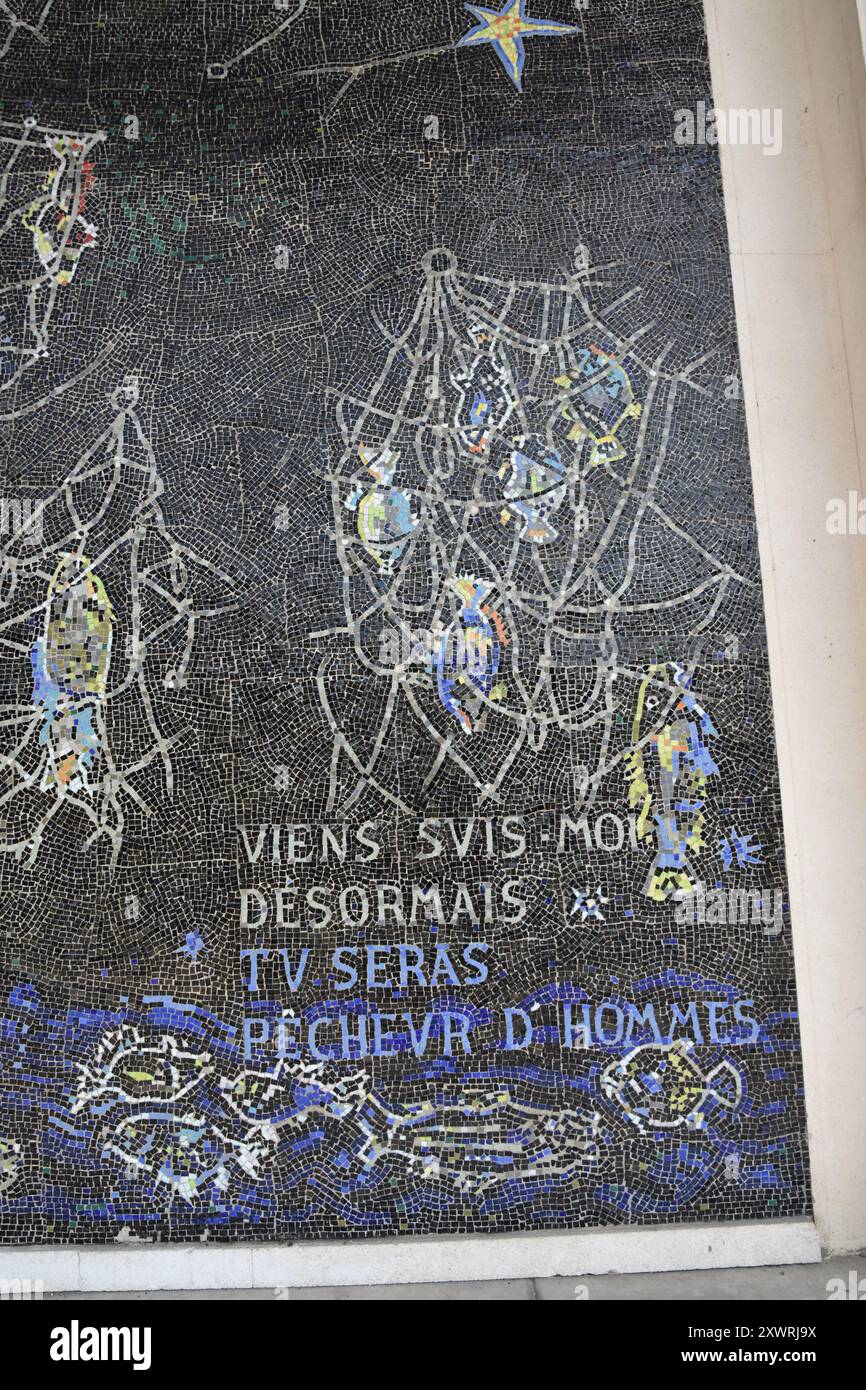 L'église Saint-Pierre-et-Saint-Paul est une église de Maubeuge, située au 1 rue de Valmy, le porche se trouvant avenue Franklin-Roosevelt. L'édifice Foto Stock