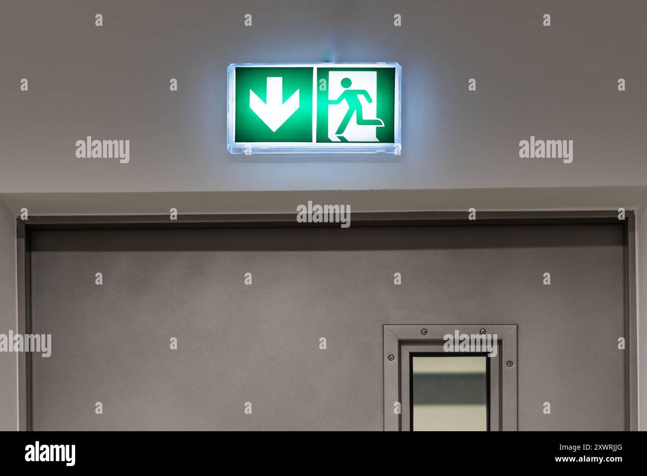 segnale uscita di emergenza nad drzwiami sopra la porta Foto Stock