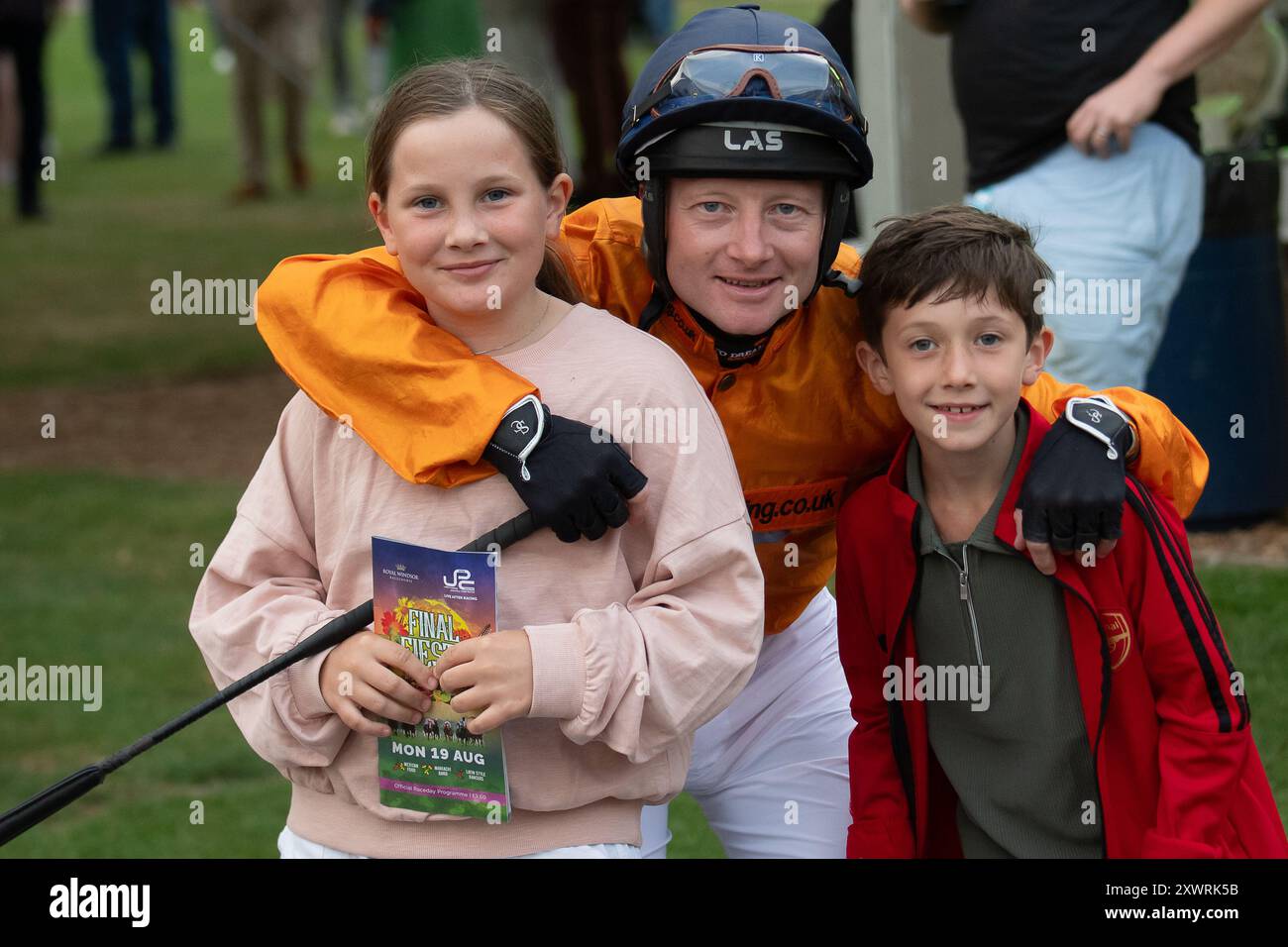 Windsor, Berkshire, Regno Unito. 19 agosto 2024. Jockey William Carson ha una foto con due giovani fan al Royal Windsor Racecourse di Windsor, Berkshire, durante la gara di Monday Night Races Final Fiesta. Crediti: Maureen McLean/Alamy Live News Foto Stock