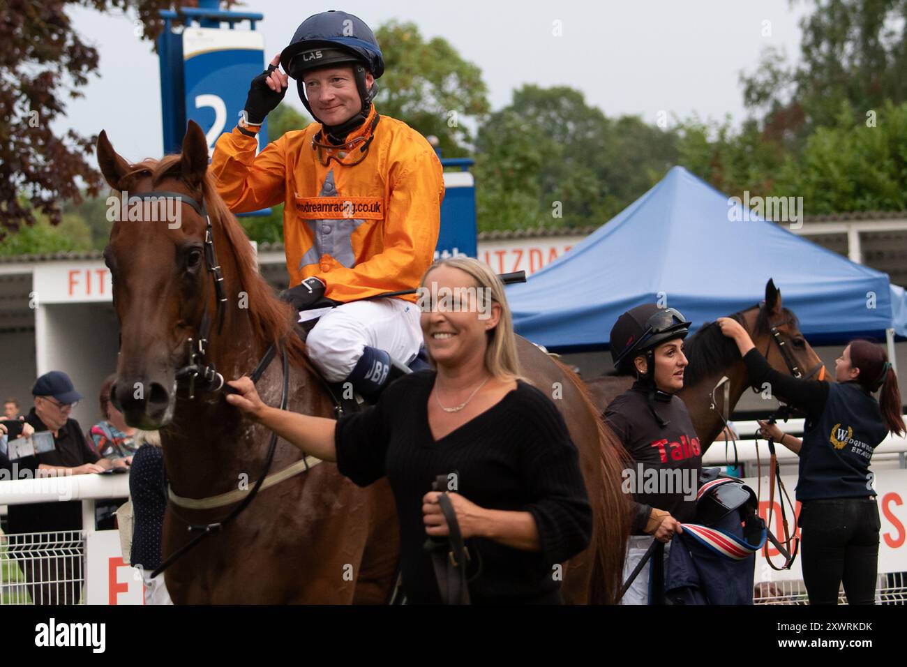 Windsor, Berkshire, Regno Unito. 19 agosto 2024. LA GLORIA NORDICA guidata dal fantino William Carson vince la Free Digital Racecard alle Raceday-Ready.com handicap Stakes (Classe 6) presso l'ippodromo Royal Windsor di Windsor, Berkshire, durante la gara di Monday Night Races Final Fiesta. Proprietario dare to Dream Racing, allenatore Michael Attwater, Epsom, allevatore Kangyu International Racing, Sponsor daretodreamracing.co.uk. Crediti: Maureen McLean/Alamy Live News Foto Stock