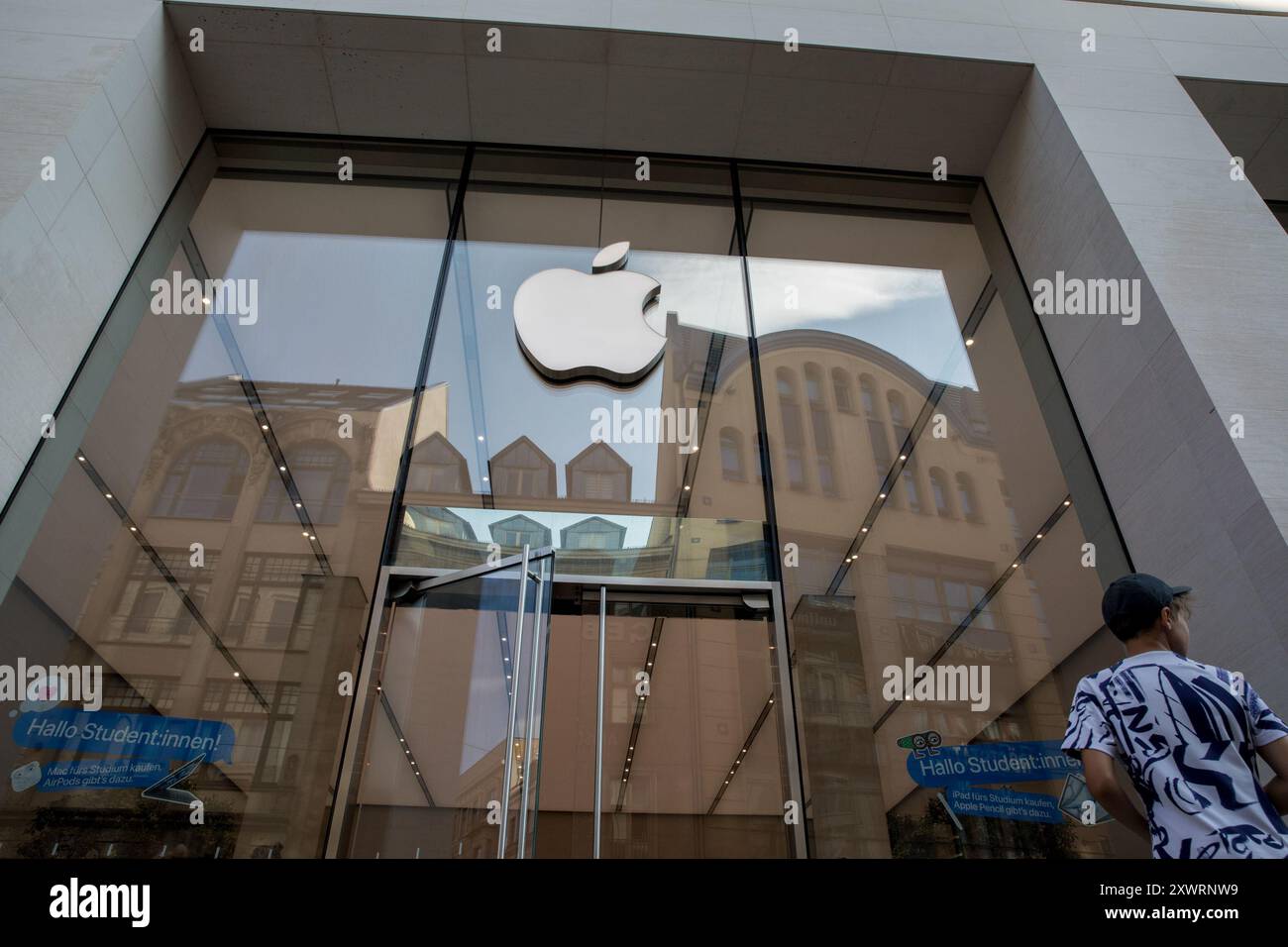 Berlino, Germania. 20 agosto 2024. L'iconico logo Apple si trova in primo piano sopra l'ingresso dell'Apple Store sulla Rosenthaler Strasse a Berlino il 20 agosto 2024. Il negozio, noto per il suo design elegante e i prodotti innovativi, attira un flusso costante di clienti desiderosi di esplorare le ultime novità della tecnologia Apple. (Foto di Michael Kuenne/PRESSCOV/Sipa USA) credito: SIPA USA/Alamy Live News Foto Stock