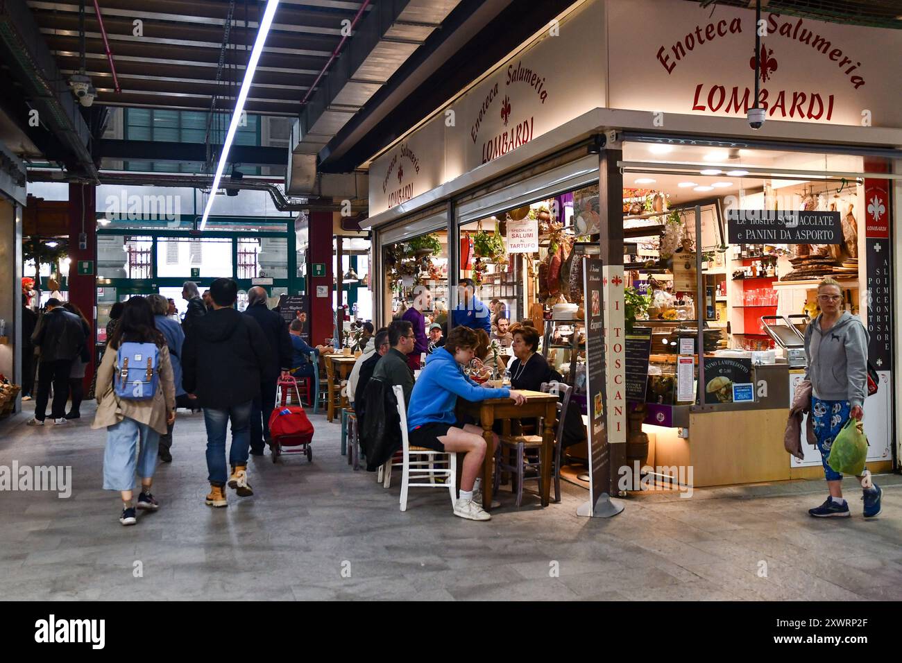 Le persone pranzano in una tipica enoteca toscana all'interno del mercato centrale di San Lorenzo, Firenze, Toscana, Italia Foto Stock