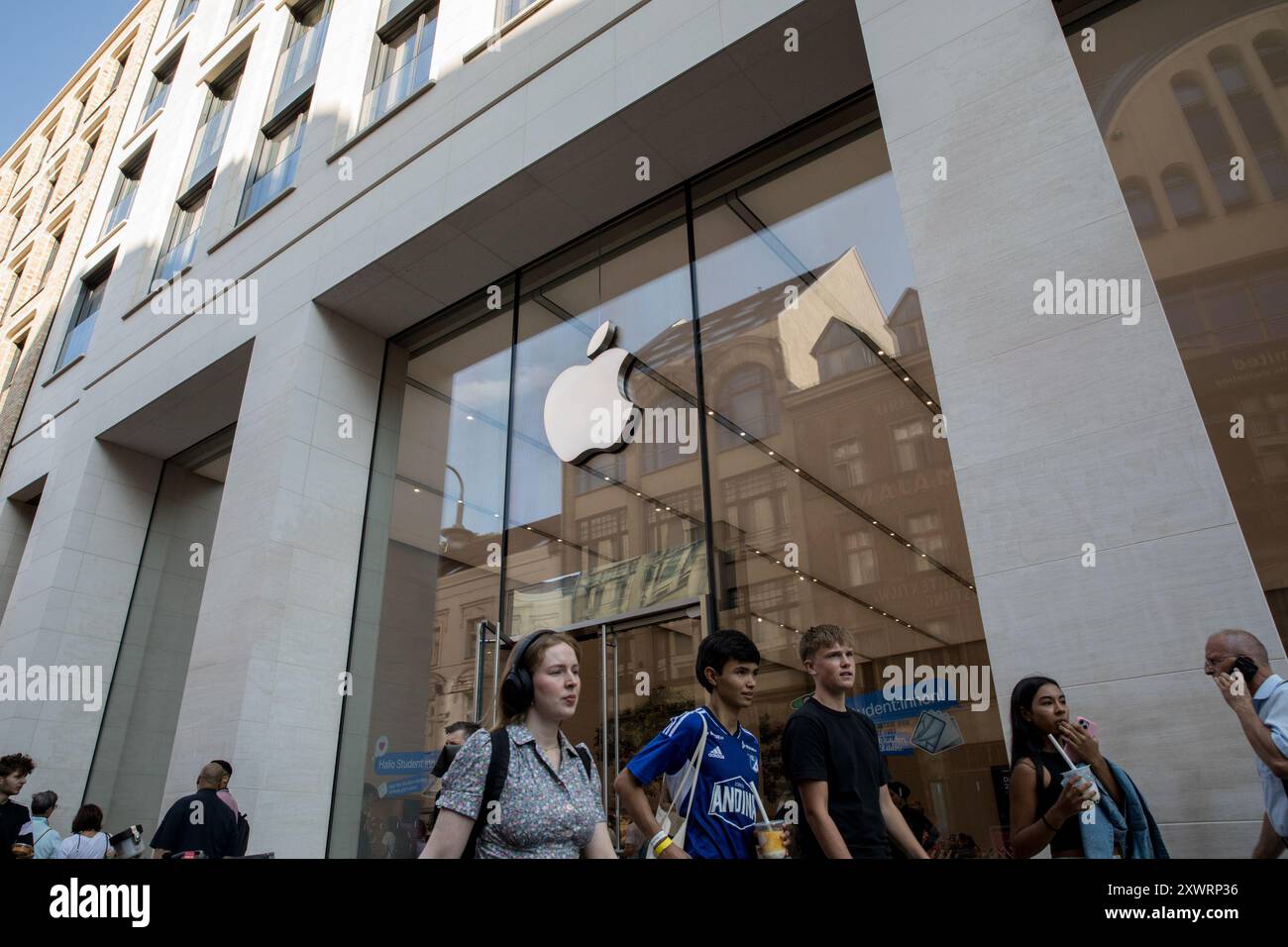 Berlino, Germania. 20 agosto 2024. L'iconico logo Apple si trova in primo piano sopra l'ingresso dell'Apple Store sulla Rosenthaler Strasse a Berlino il 20 agosto 2024. Il negozio, noto per il suo design elegante e i prodotti innovativi, attira un flusso costante di clienti desiderosi di esplorare le ultime novità della tecnologia Apple. (Foto di Michael Kuenne/PRESSCOV/Sipa USA) credito: SIPA USA/Alamy Live News Foto Stock